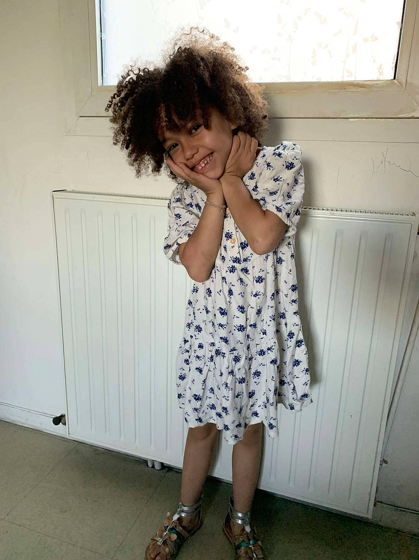 Savanah participe au concours pour gagner de l'argent avec cette photo : baby_toddler_clothing, day_dress, elbow, eyewear, fashion_design, gesture, hair, happy, joint, joy, knee, leg, neck, one_piece_garment, pattern, person, sleeve, standing, street_fashion, thigh