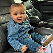 Kïnay a rejoint le concours — aidez-le/la à gagner de superbes lots ! accessories, baby, belt, car, clothing, cushion, face, footwear, head, homedecor, jeans, pants, person, photography, portrait, shoe, sitting, sneaker, transportation, vehicle