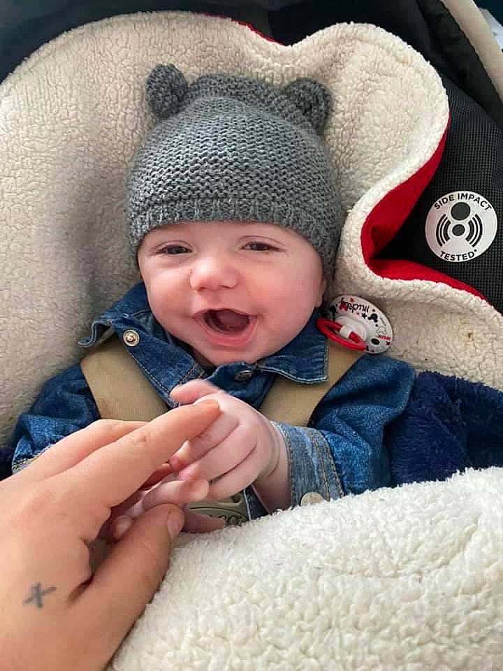 Kaïlan participe au concours pour gagner de l'argent avec cette photo : baby, baby_products, baby_toddler_clothing, beanie, bonnet, cheek, child, comfort, finger, headwear, human, nail, person, product, skin, textile, thumb, toddler, tongue, winter