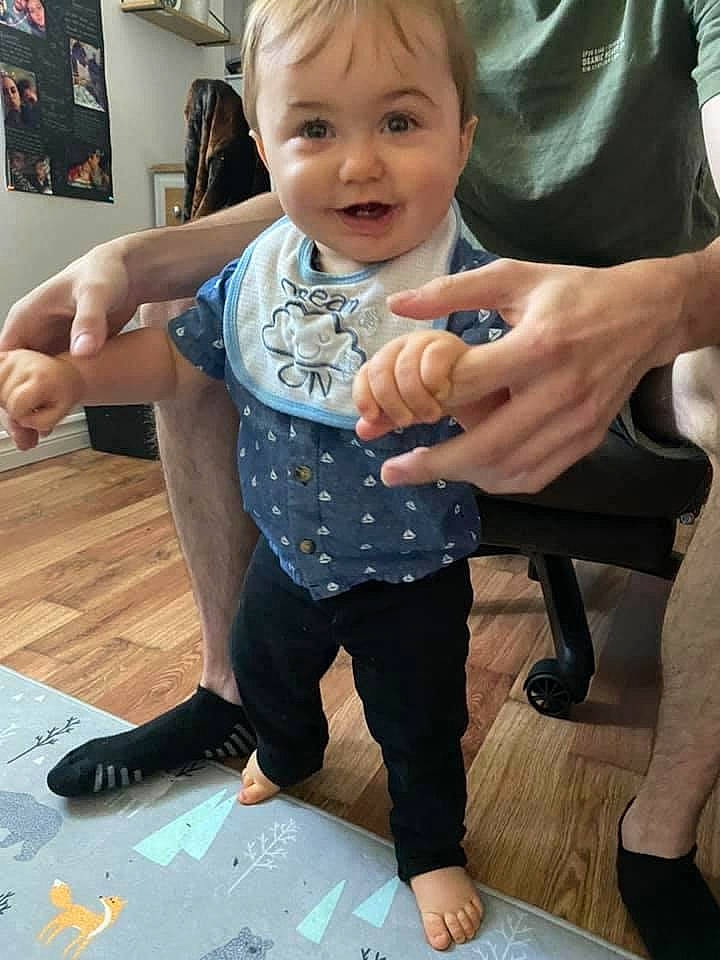 Kaïlan a rejoint le concours — aidez-le/la à gagner de superbes lots ! arm, blue, eye, face, finger, floor, flooring, fun, green, hair, head, human, leg, people, person, product, room, sitting, smile, vertebrate