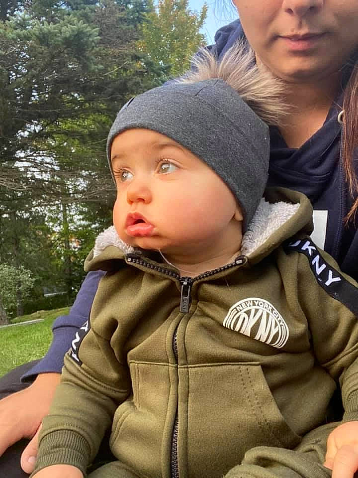 Kaïlan participe au concours pour gagner de l'argent avec cette photo : baby, cheek, comfort, ear, headwear, mouth, nose, person, plant, toddler, tree