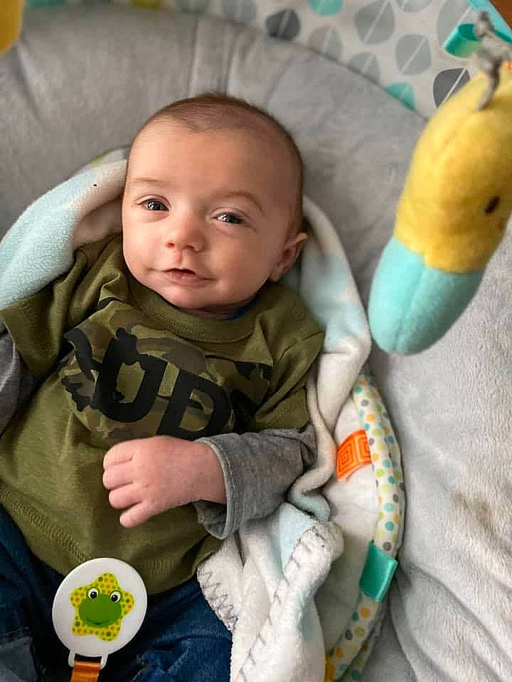 Kaïlan a rejoint le concours — aidez-le/la à gagner de superbes lots ! arm, baby_carriage, baby_products, blue, cheek, comfort, eye, face, finger, fun, green, hair, head, human, people, person, product, room, sitting, vertebrate