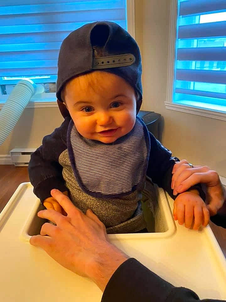 Kaïlan a rejoint le concours — aidez-le/la à gagner de superbes lots ! arm, baby, baby_toddler_clothing, baseball_cap, blue, cap, child, comfort, finger, gesture, goggles, hand, headwear, person, personal_protective_equipment, sleeve, smile, standing, thumb, toddler