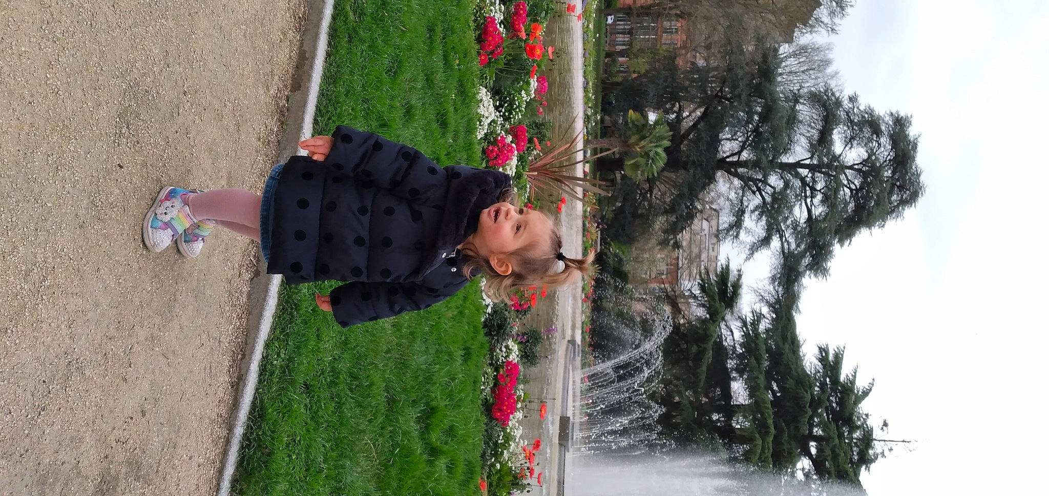 Joy participe au concours pour gagner de l'argent avec cette photo : child, coquelicot, flower, fun, garden, grass, green, happy, leaf, leisure, magenta, people_in_nature, person, plant, recreation, red, shrub, sidewalk, toddler, tree