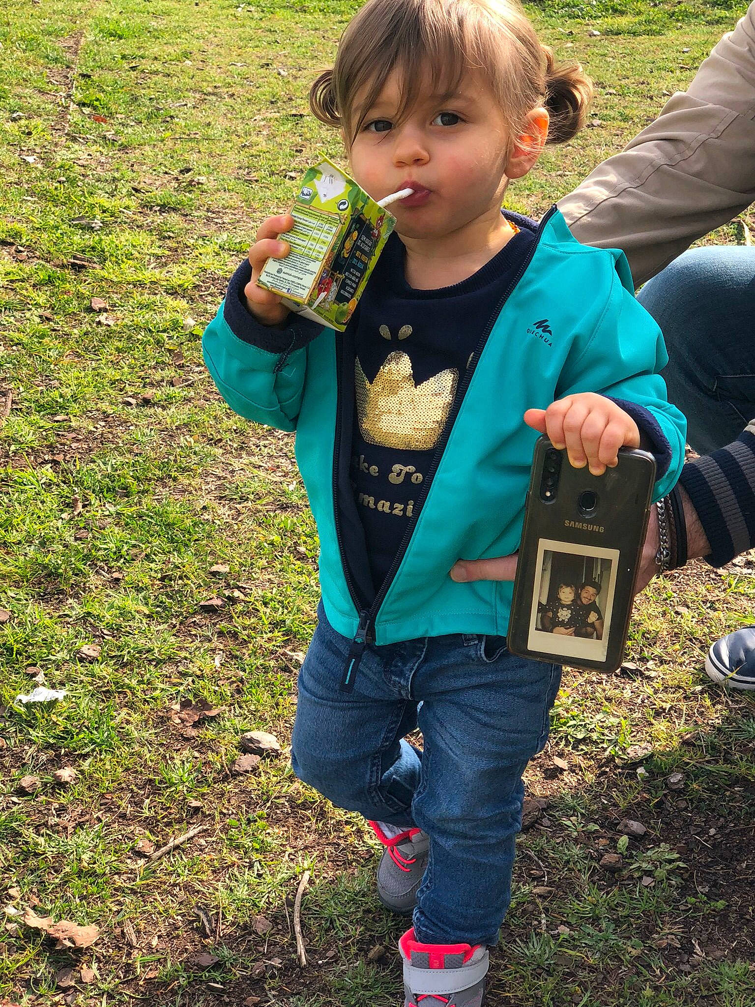 Joy participe au concours pour gagner de l'argent avec cette photo : child, denim, drink, drinking, electric_blue, face, fun, grass, grassland, leisure, people_in_nature, person, play, recreation, sleeve, soft_drink, soil, spring, t_shirt, thumb