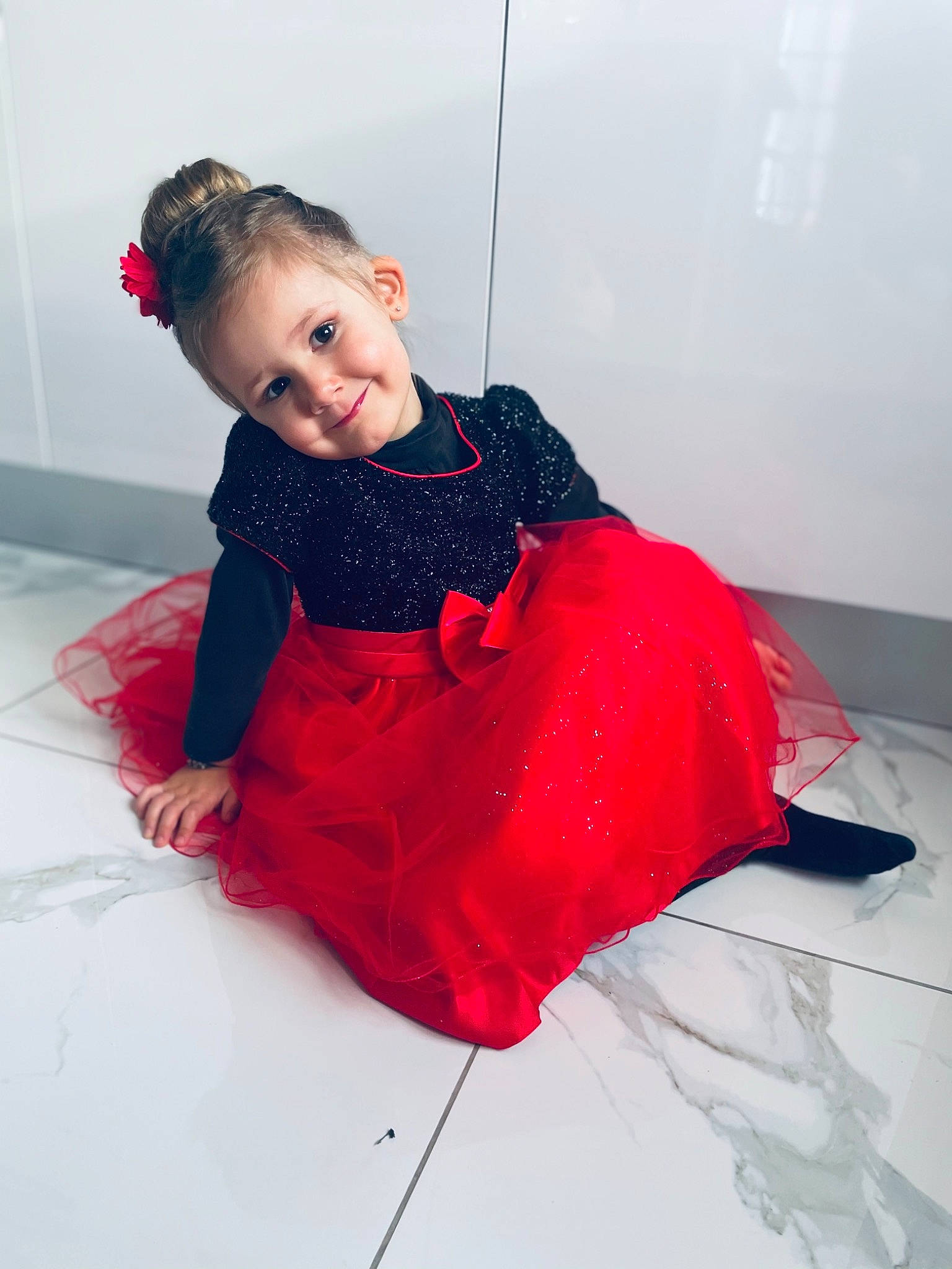 Ivanie a rejoint le concours — aidez-le/la à gagner de superbes lots ! arm, baby_toddler_clothing, child, day_dress, dress, embellishment, fashion_design, flash_photography, floor, flooring, formal_wear, happy, joy, magenta, one_piece_garment, pattern, person, shoulder, sleeve, smile