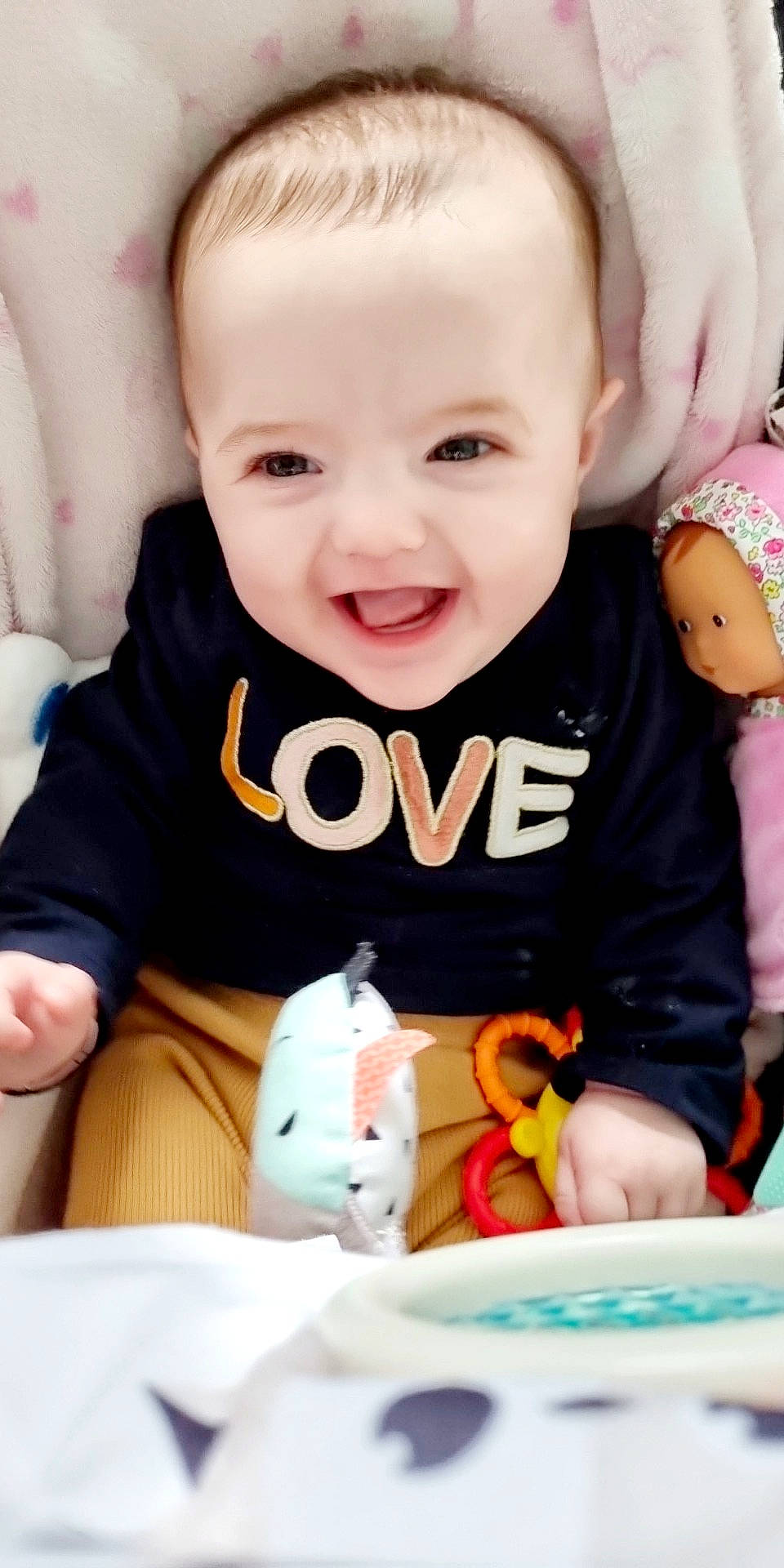 Aïnhoa participe au concours pour gagner de l'argent avec cette photo : baby, baby_toddler_clothing, cheek, eye, eyelash, facial_expression, finger, fun, happy, joy, mammal, outerwear, person, skin, sleeve, smile, t_shirt, textile, toddler, vertebrate