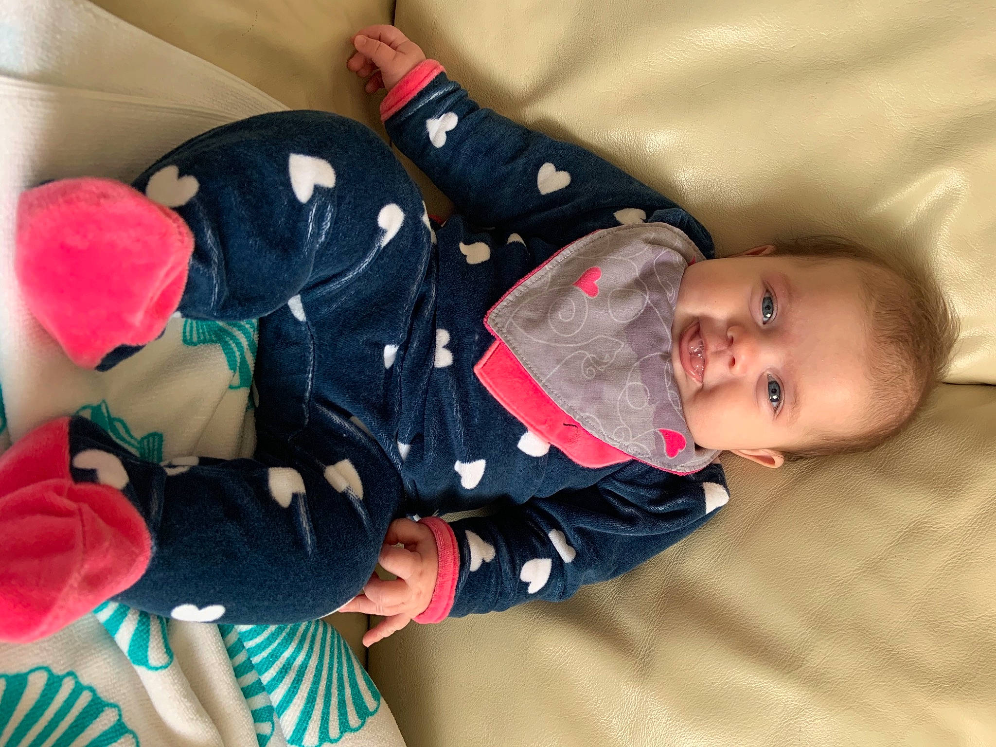 Abby participe au concours pour gagner de l'argent avec cette photo : baby, baby_products, baby_sleeping, baby_toddler_clothing, carmine, child, comfort, fun, happy, lap, pattern, person, product, room, sitting, sleeve, smile, sock, toddler, tree