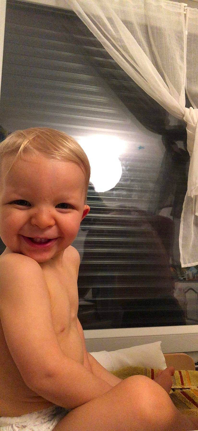 éloi participe au concours pour gagner de l'argent avec cette photo : baby, cheek, chest, eye, eyebrow, face, hair, happy, human_body, joy, leg, lip, mouth, neck, nose, person, shoulder, smile, thumb, toddler