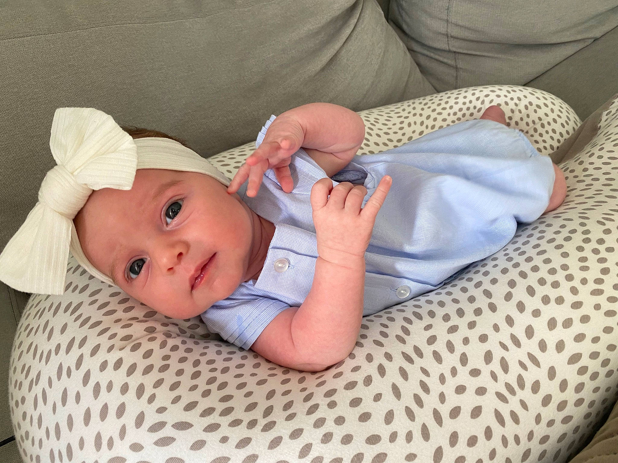 Louana a rejoint le concours — aidez-le/la à gagner de superbes lots ! baby, baby_products, baby_safety, baby_sleeping, baby_toddler_clothing, child, comfort, eye, hat, headgear, headwear, human_body, linens, lip, pattern, person, product, room, sitting, skin