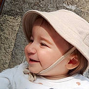 Django participe au concours pour gagner de l'argent avec cette photo : baby, beige_hat, cheeks, child, clothing, cute, face, happy, hat, headwear, outdoor, person, portrait, side_profile, skin, smile, sunlight, texture, toddler, young_child