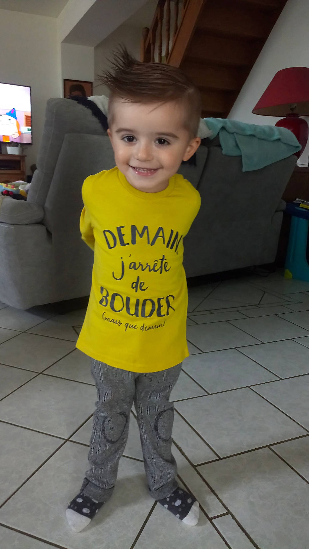 Sandro participe au concours pour gagner de l'argent avec cette photo : child, fun, joy, outerwear, person, sleeve, smile, standing, t_shirt, toddler, yellow