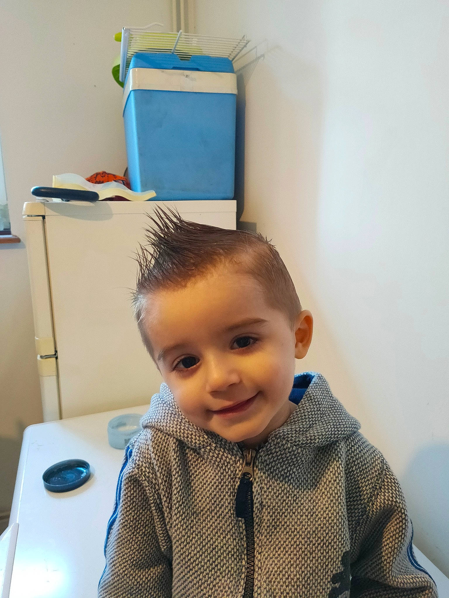 Sandro participe au concours pour gagner de l'argent avec cette photo : baby, child, forehead, hair, hairstyle, head, joy, lighting_accessory, person, room, standing, toddler