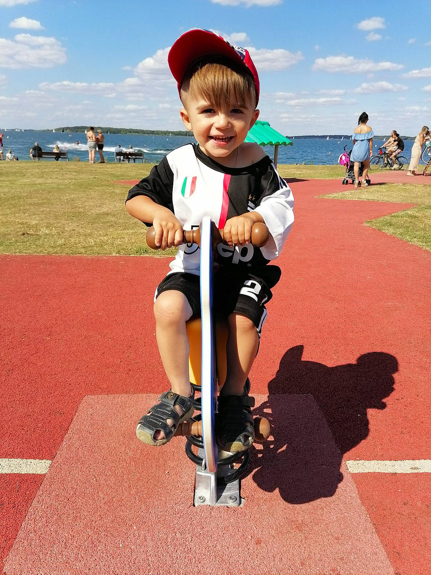Sandro participe au concours pour gagner de l'argent avec cette photo : child, fun, joy, kick_scooter, person, play, recreation, sports, vehicle