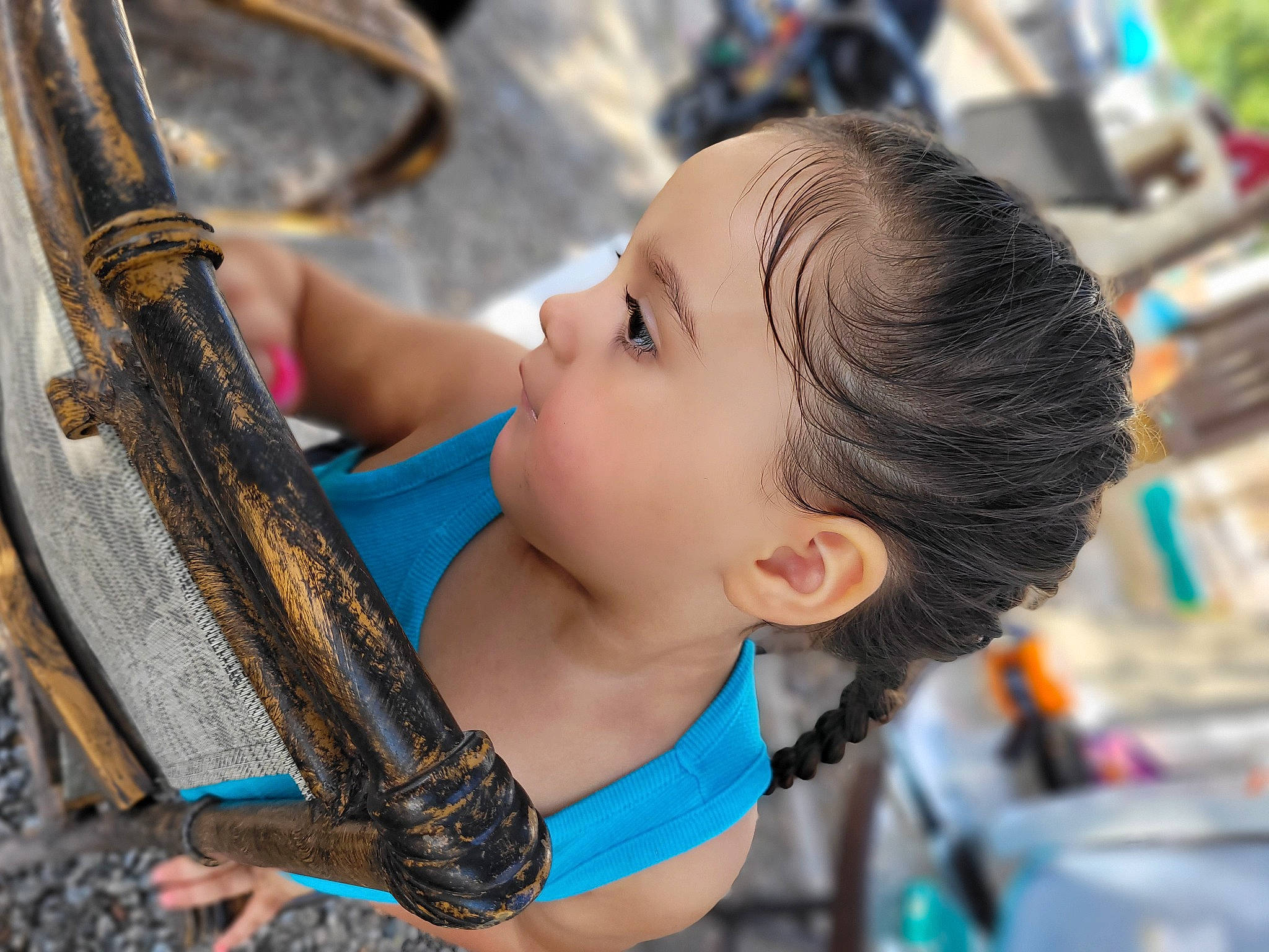 Abrázamae is registered to the contest to win money with this photo: bag, child, close_up, electric_blue, eyelash, eyewear, fashion_accessory, fun, hairstyle, happy, jewellery, leisure, metal, person, recreation, rope, skin, toddler, travel, vacation