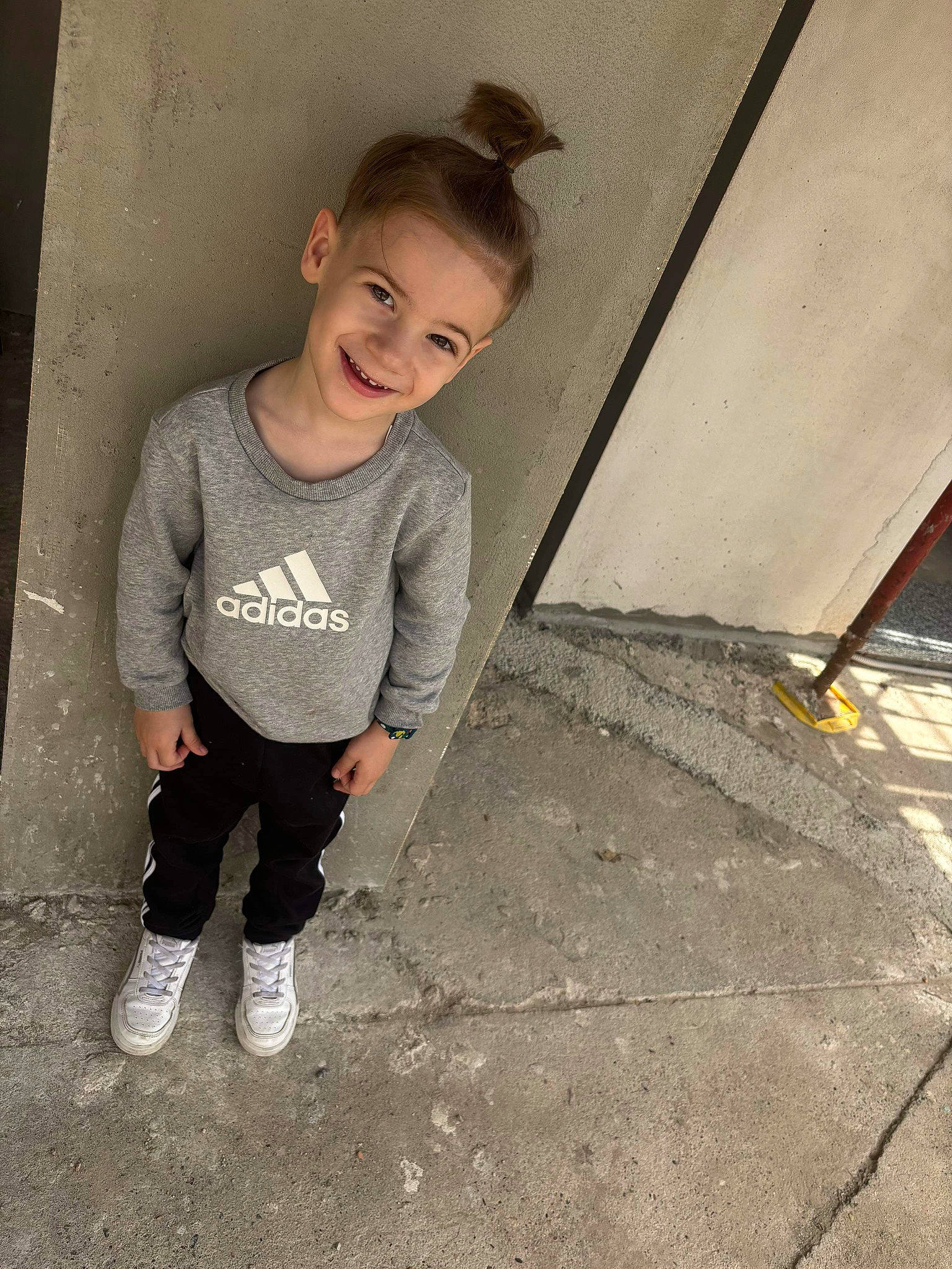 Alzo participe au concours pour gagner de l'argent avec cette photo : asphalt, concrete, denim, flash_photography, floor, flooring, fun, grey, hair, happy, human_leg, joy, knee, person, road_surface, sitting, sleeve, smile, t_shirt, tints_and_shades