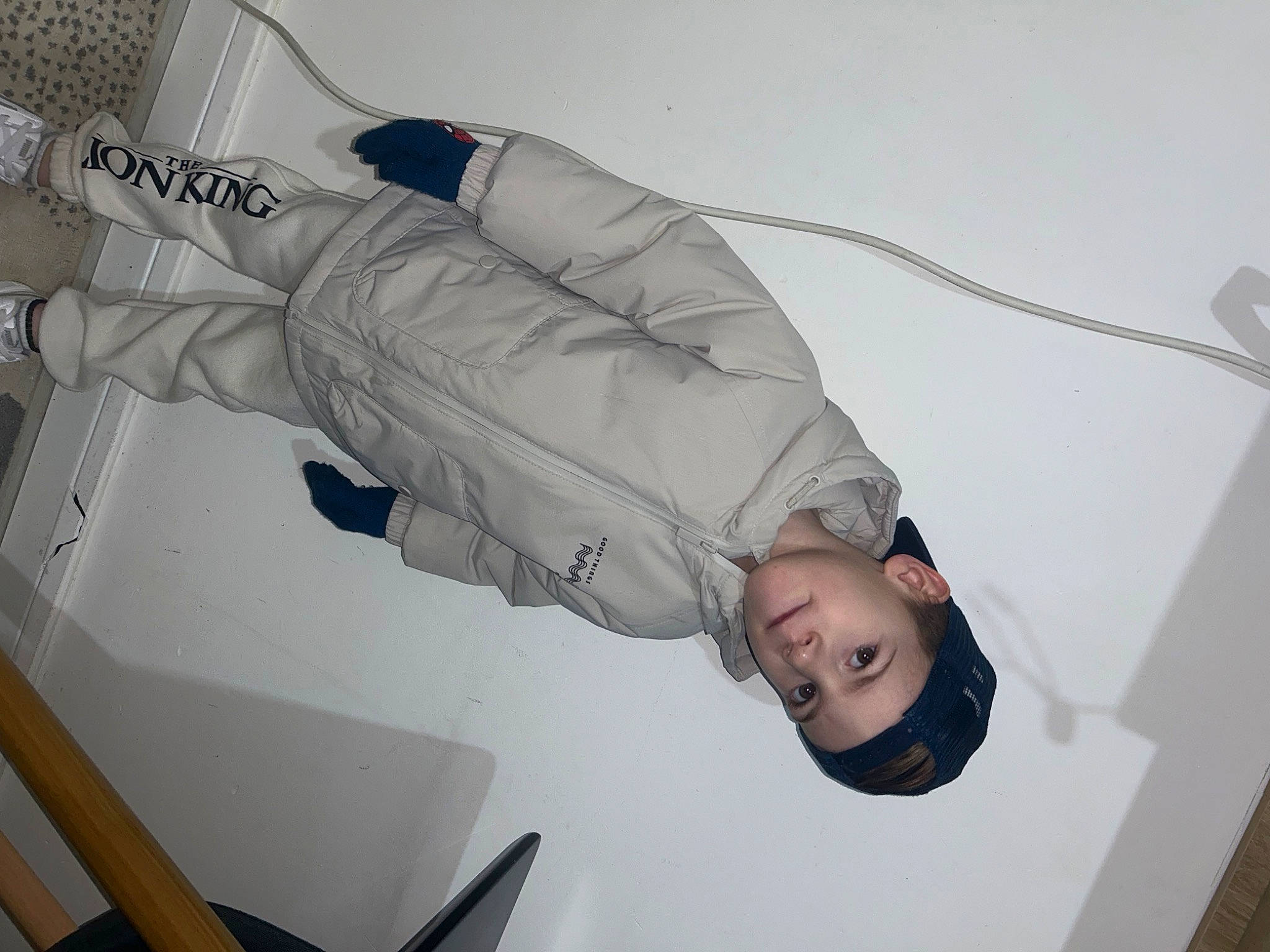 Alzo participe au concours pour gagner de l'argent avec cette photo : ceiling, comfort, elbow, eyewear, finger, gesture, hand, headwear, human_body, joint, leg, person, room, sleeve, walking_shoe, wrist