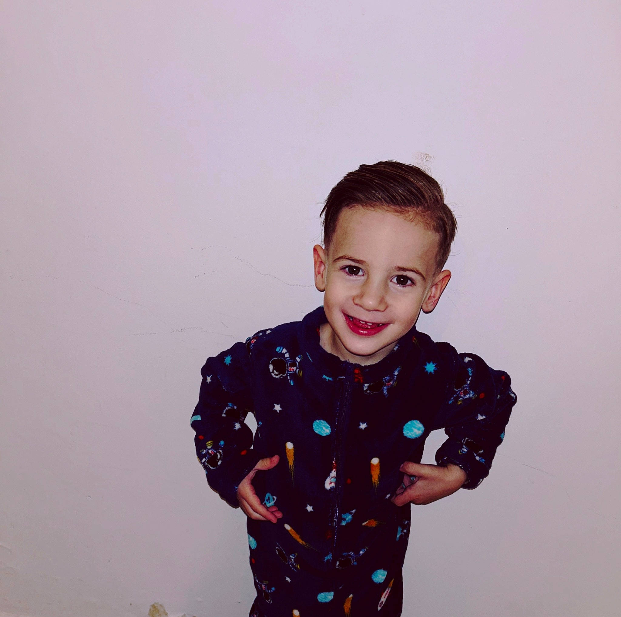 Alzo a rejoint le concours — aidez-le/la à gagner de superbes lots ! arm, baby_toddler_clothing, child, collar, electric_blue, face, facial_expression, fashion_design, flash_photography, happy, head, joy, magenta, neck, outerwear, pattern, person, shoulder, sleeve, smile