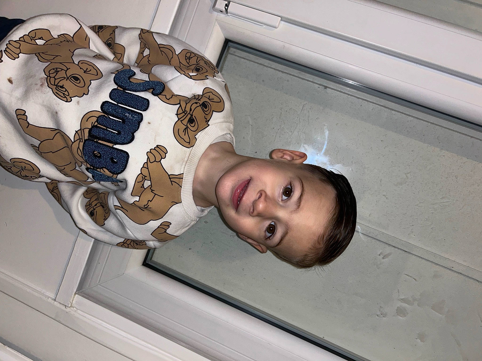 Alzo participe au concours pour gagner de l'argent avec cette photo : ceiling, eyelash, eyewear, fashion_accessory, fun, happy, jaw, joy, metal, person, room, smile, visual_arts, window