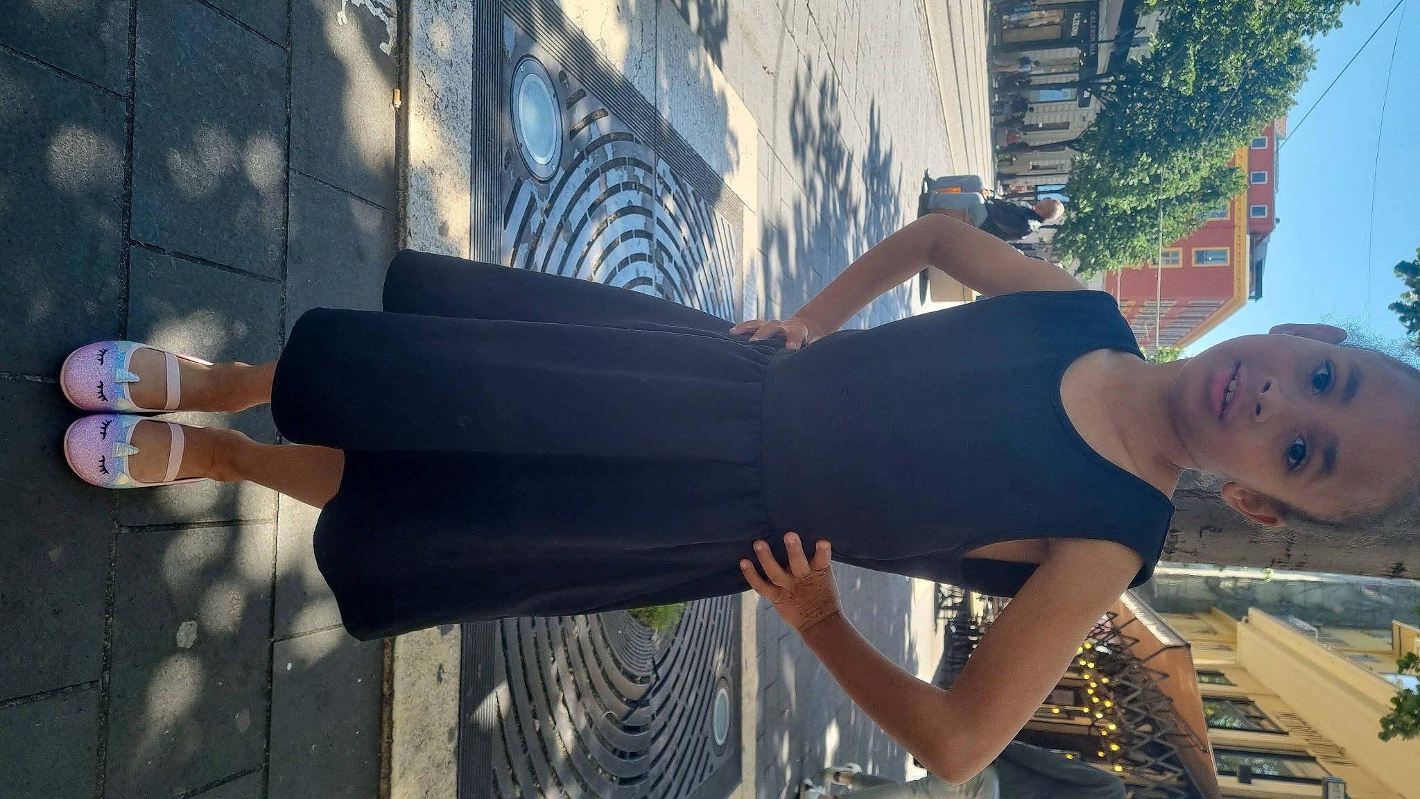 Ambre a rejoint le concours — aidez-le/la à gagner de superbes lots ! arm, dress, elbow, electric_blue, eyewear, fashion, flash_photography, gesture, hand, happy, human_leg, joint, leisure, person, standing, street_fashion, sunlight, thigh, tree, waist