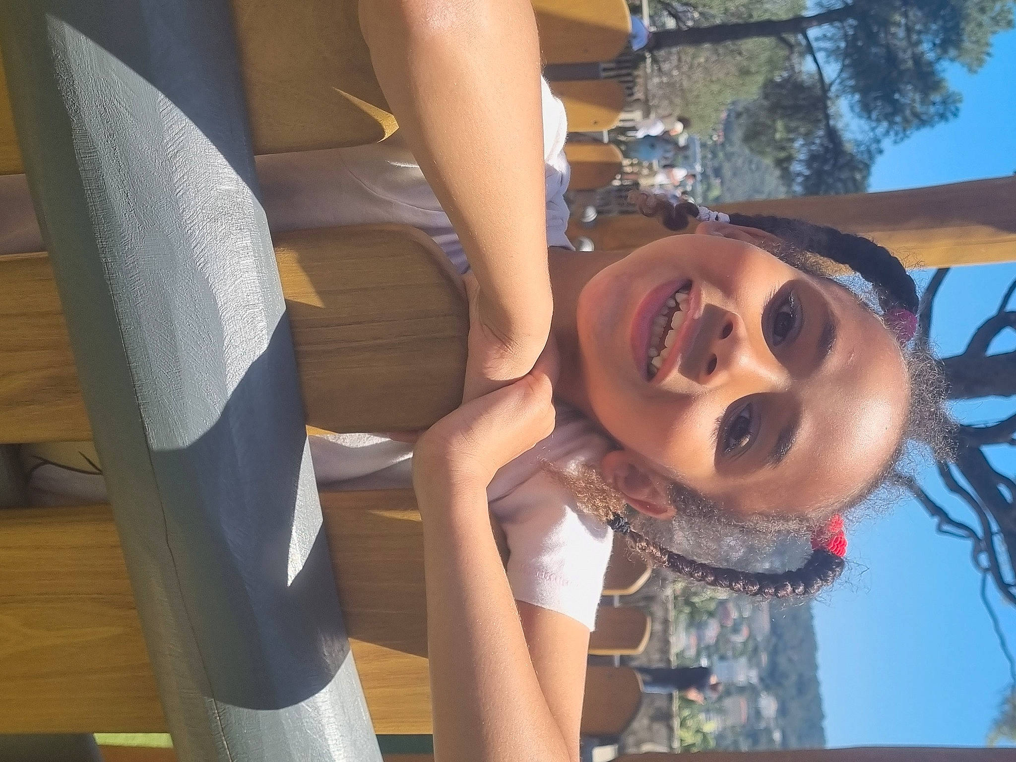 Ambre a rejoint le concours — aidez-le/la à gagner de superbes lots ! chair, elbow, eyewear, fun, gesture, happy, human_leg, joy, knee, leisure, person, recreation, shoulder, sitting, sky, smile, thigh, travel, tree, vertebrate