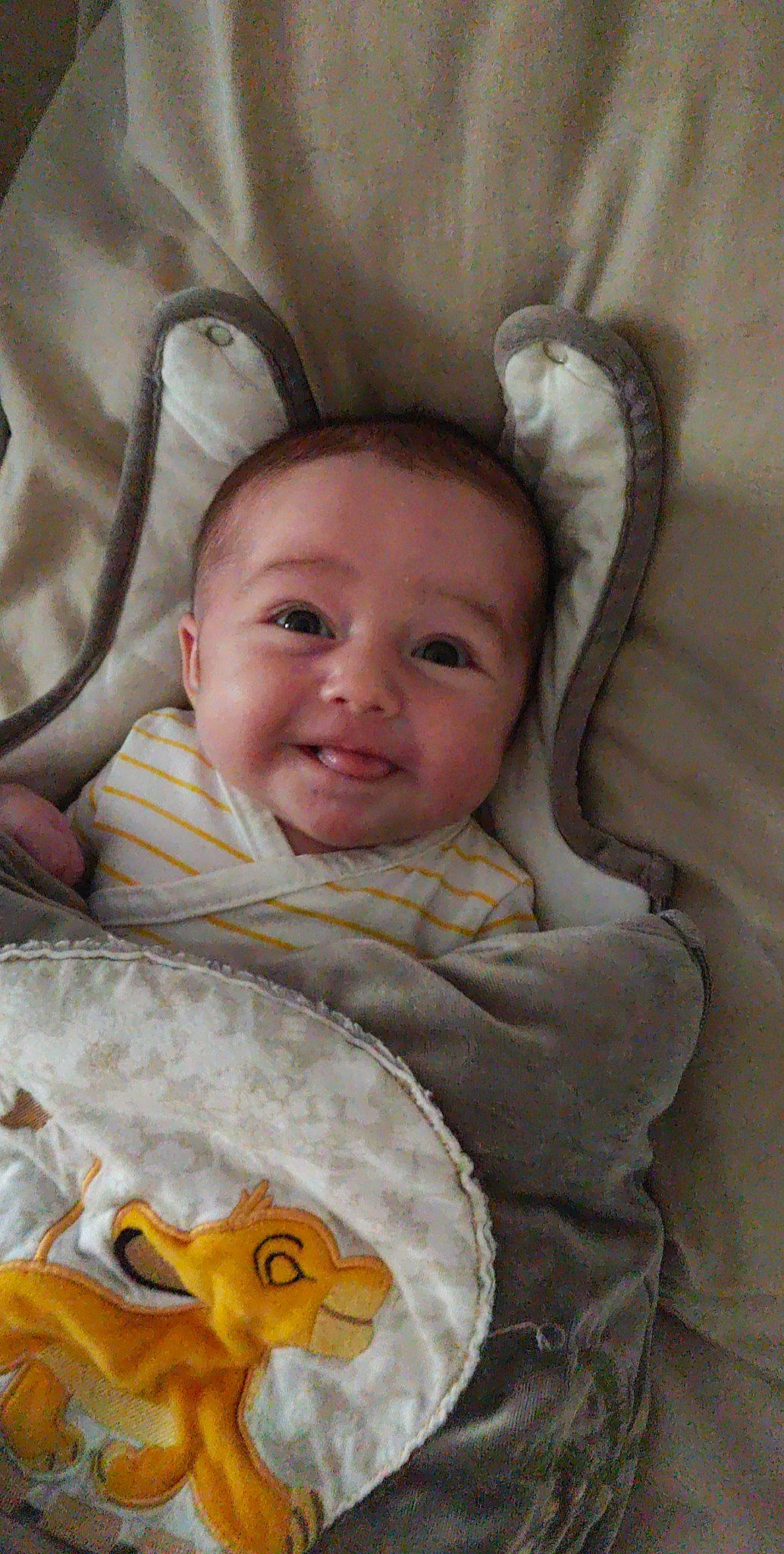 Luna participe au concours pour gagner de l'argent avec cette photo : baby, baby_toddler_clothing, cheek, child, comfort, eye, eyebrow, face, facial_expression, happy, head, iris, joy, linens, nose, person, product, skin, sleeve, smile