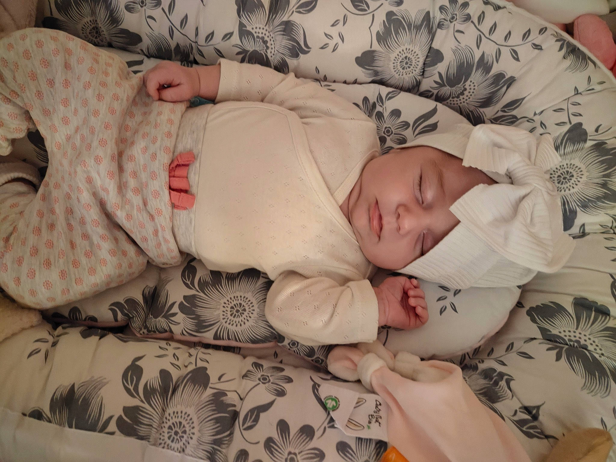 Luna a rejoint le concours — aidez-le/la à gagner de superbes lots ! baby, baby_toddler_clothing, bedtime, beige, child, comfort, couch, face, finger, flesh, head, headwear, linens, nap, pattern, person, room, skin, sleep, sleeve