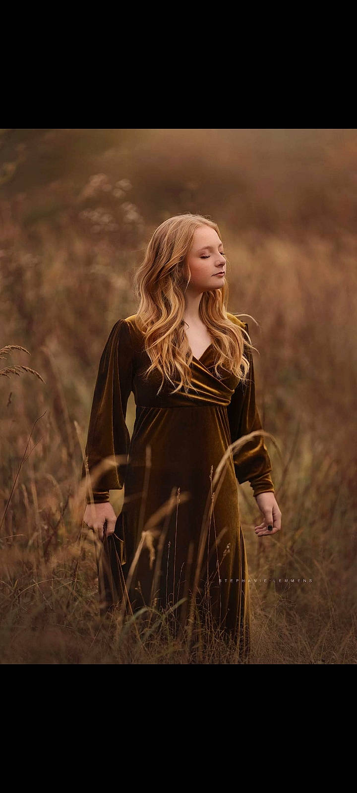 Giulia participe au concours pour gagner de l'argent avec cette photo : blond, brown_hair, face, fashion_design, fawn, flash_photography, fur, grass, grass_family, grassland, hair, happy, landscape, long_hair, people_in_nature, person, plant, prairie, sleeve, sunlight