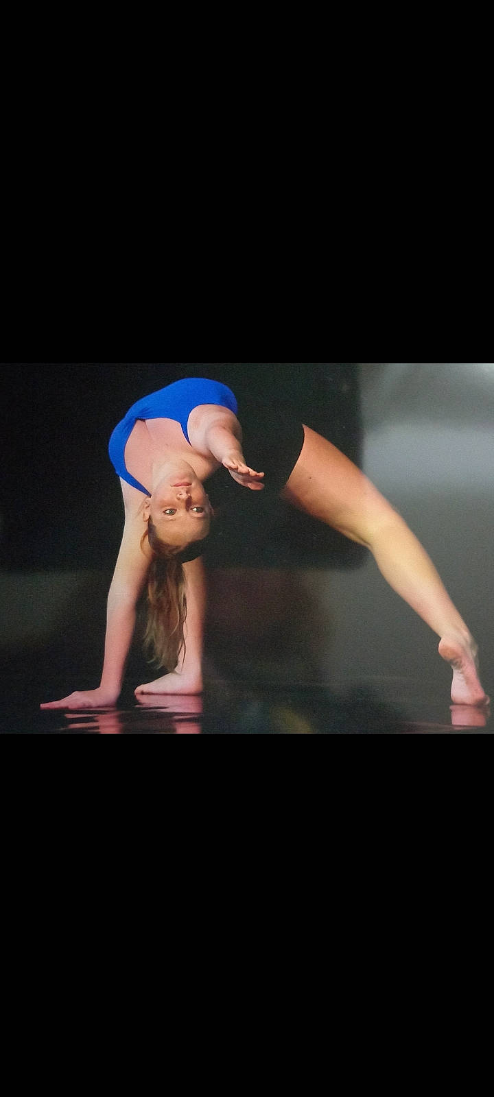 Giulia a rejoint le concours — aidez-le/la à gagner de superbes lots ! balance, choreography, dance, dancer, darkness, electric_blue, entertainment, event, fashion_design, flash_photography, flesh, human_leg, knee, leg, performance, performance_art, performing_arts, person, public_event, sportswear