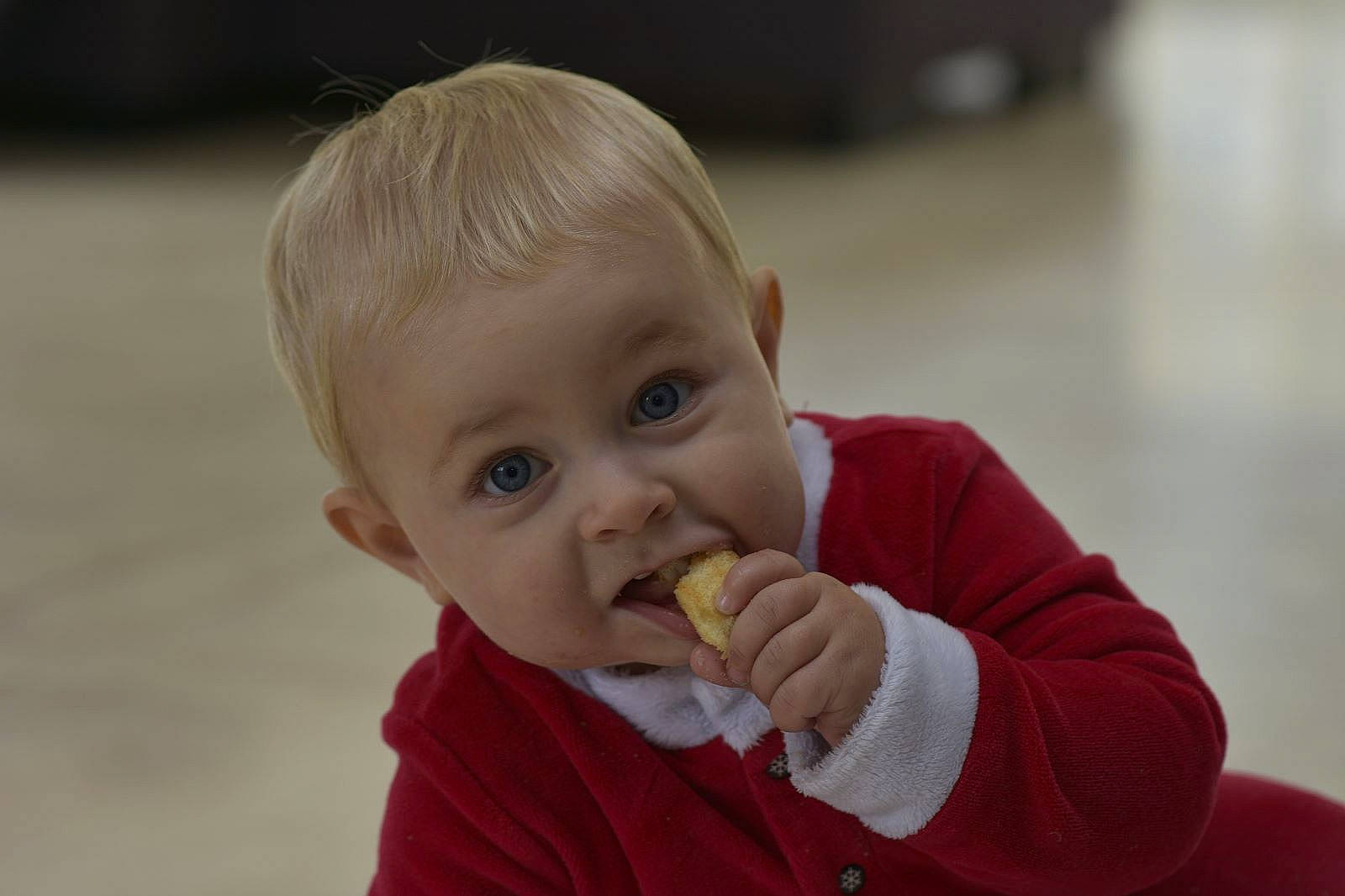 Diego participe au concours pour gagner de l'argent avec cette photo : baby, biting, cheek, child, chin, eating, finger, food, food_craving, fun, gesture, happy, junk_food, lip, mouth, nose, person, play, skin, surprise