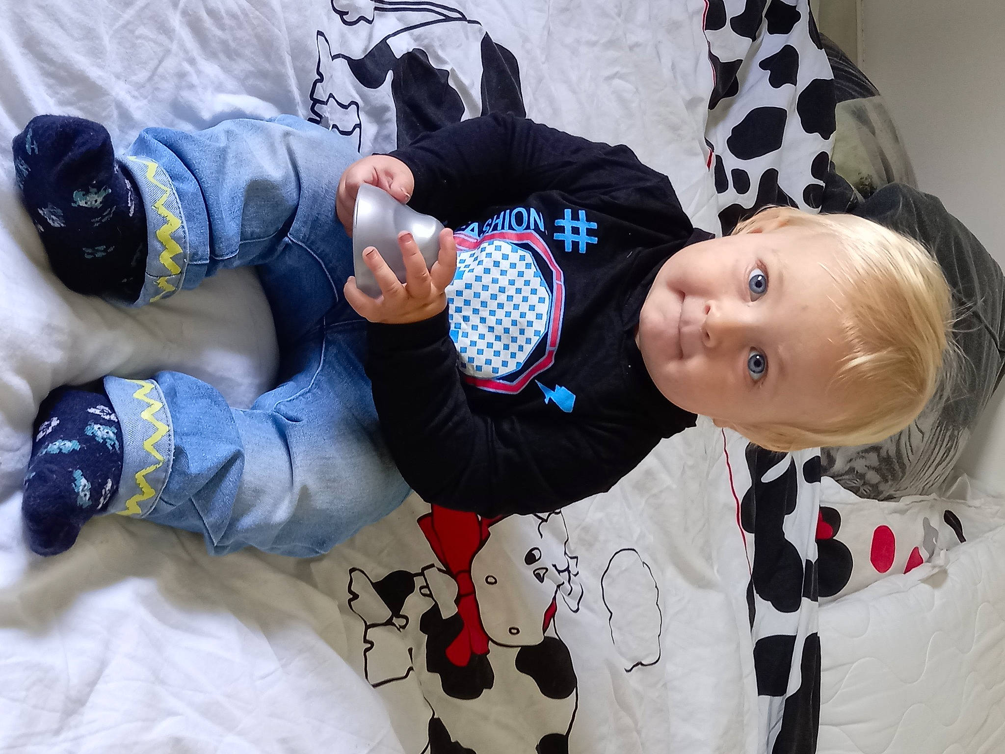 Diego a rejoint le concours — aidez-le/la à gagner de superbes lots ! baby, baby_toddler_clothing, carmine, child, comfort, elbow, event, foot, fun, human_leg, knee, lap, pattern, person, sitting, sleeve, sock, t_shirt, thigh, toddler