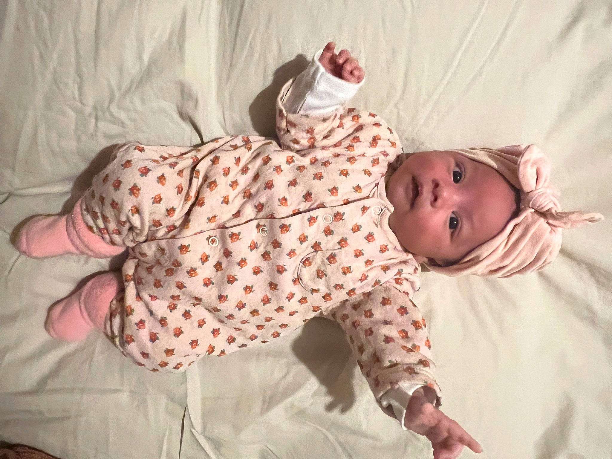 Ayleen a rejoint le concours — aidez-le/la à gagner de superbes lots ! arm, baby, baby_products, baby_safety, baby_toddler_clothing, bed, bedding, child, comfort, headwear, linens, nightwear, pattern, peach, person, pink, product, room, skin, sleeve