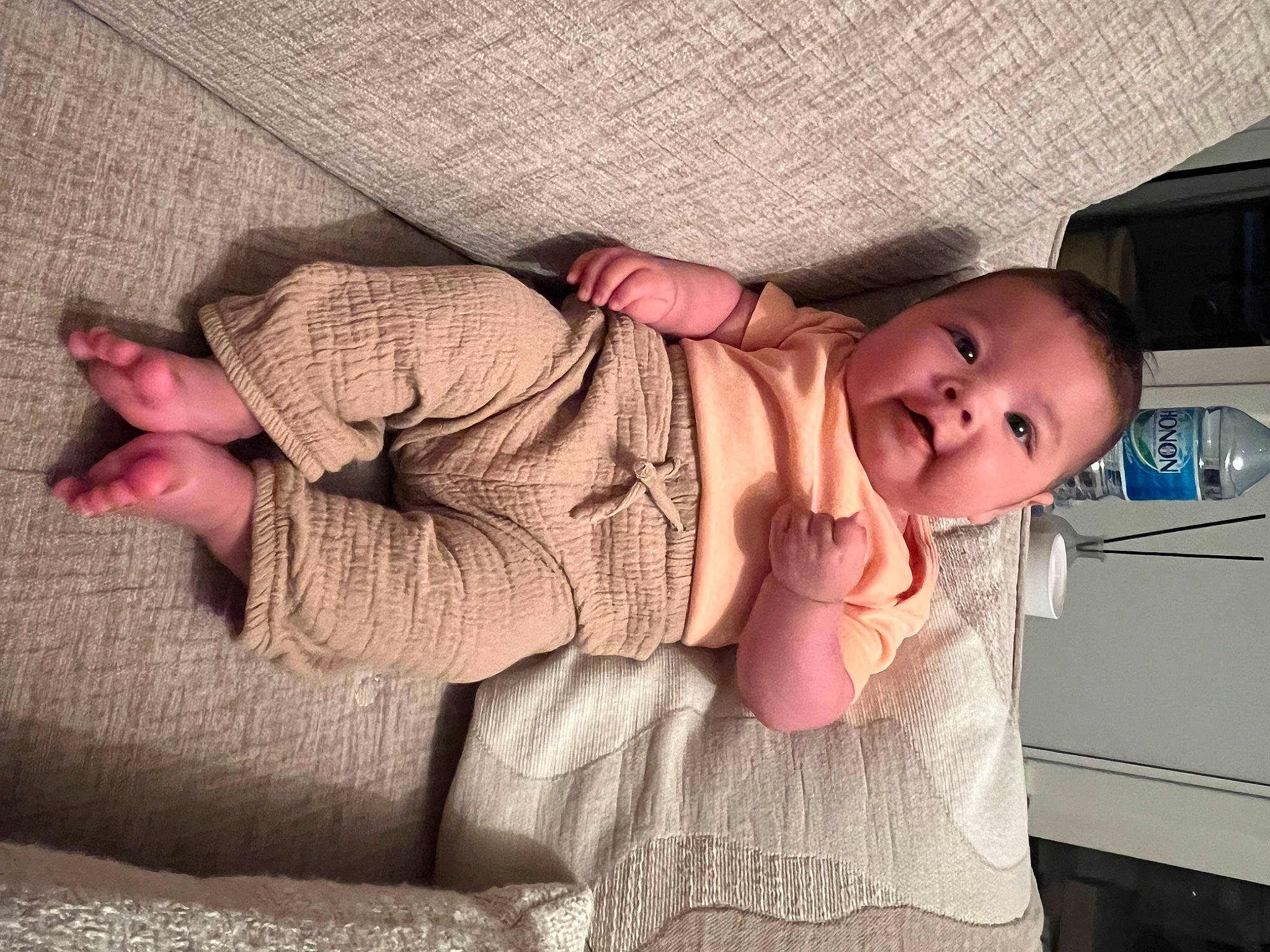 Ayleen a rejoint le concours — aidez-le/la à gagner de superbes lots ! abdomen, baby, baby_toddler_clothing, child, comfort, eye, finger, hand, hat, head, human_body, leg, linens, person, skin, sleeve, smile, textile, thigh, toddler