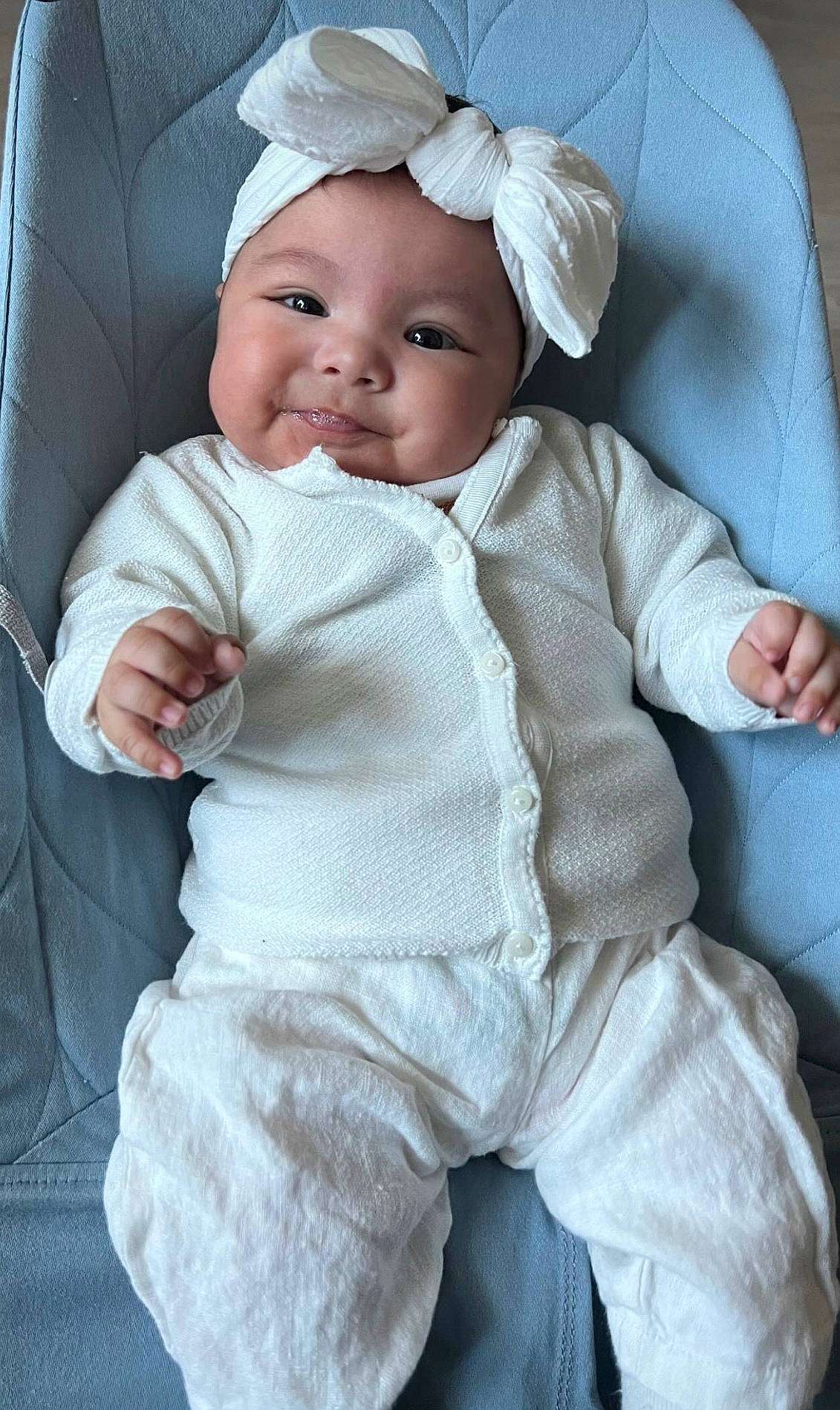 Ayleen participe au concours pour gagner de l'argent avec cette photo : baby, baby_toddler_clothing, cap, cheek, child, comfort, eye, facial_expression, hand, head, headgear, headwear, linens, outerwear, person, product, skin, sleeve, smile, textile