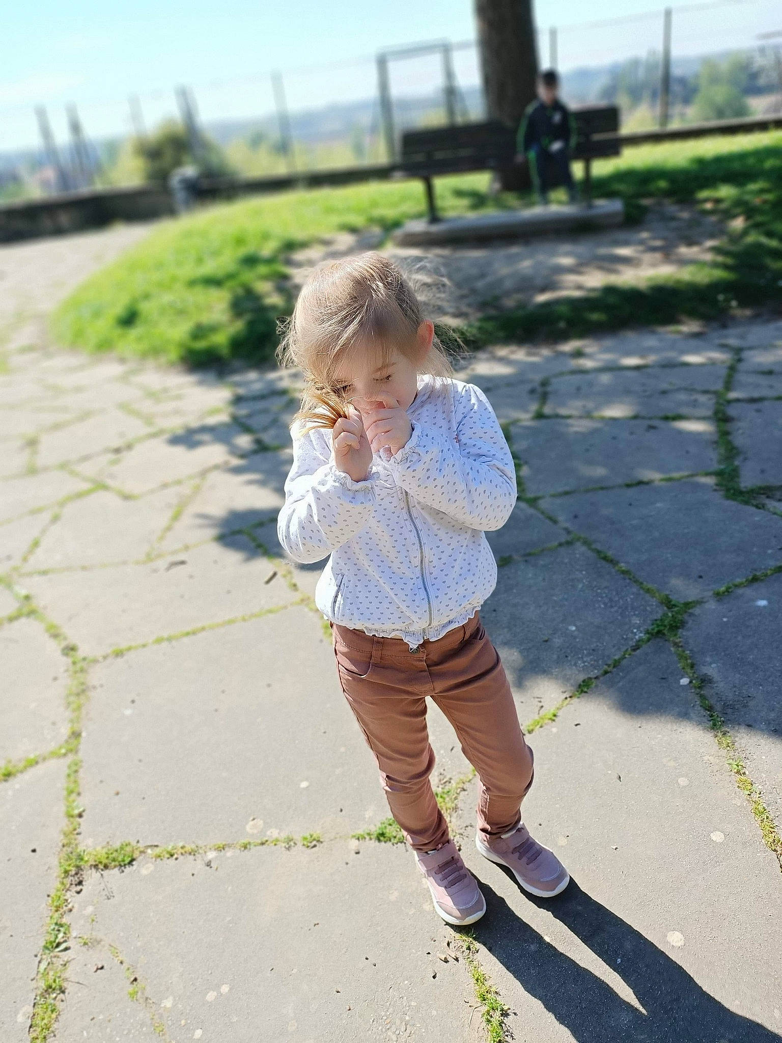 Tatiana a rejoint le concours — aidez-le/la à gagner de superbes lots ! child, denim, footwear, jeans, knee, leisure, outerwear, person, photograph, photography, plant, play, recreation, shadow, shoe, snapshot, summer, toddler, tree, vacation