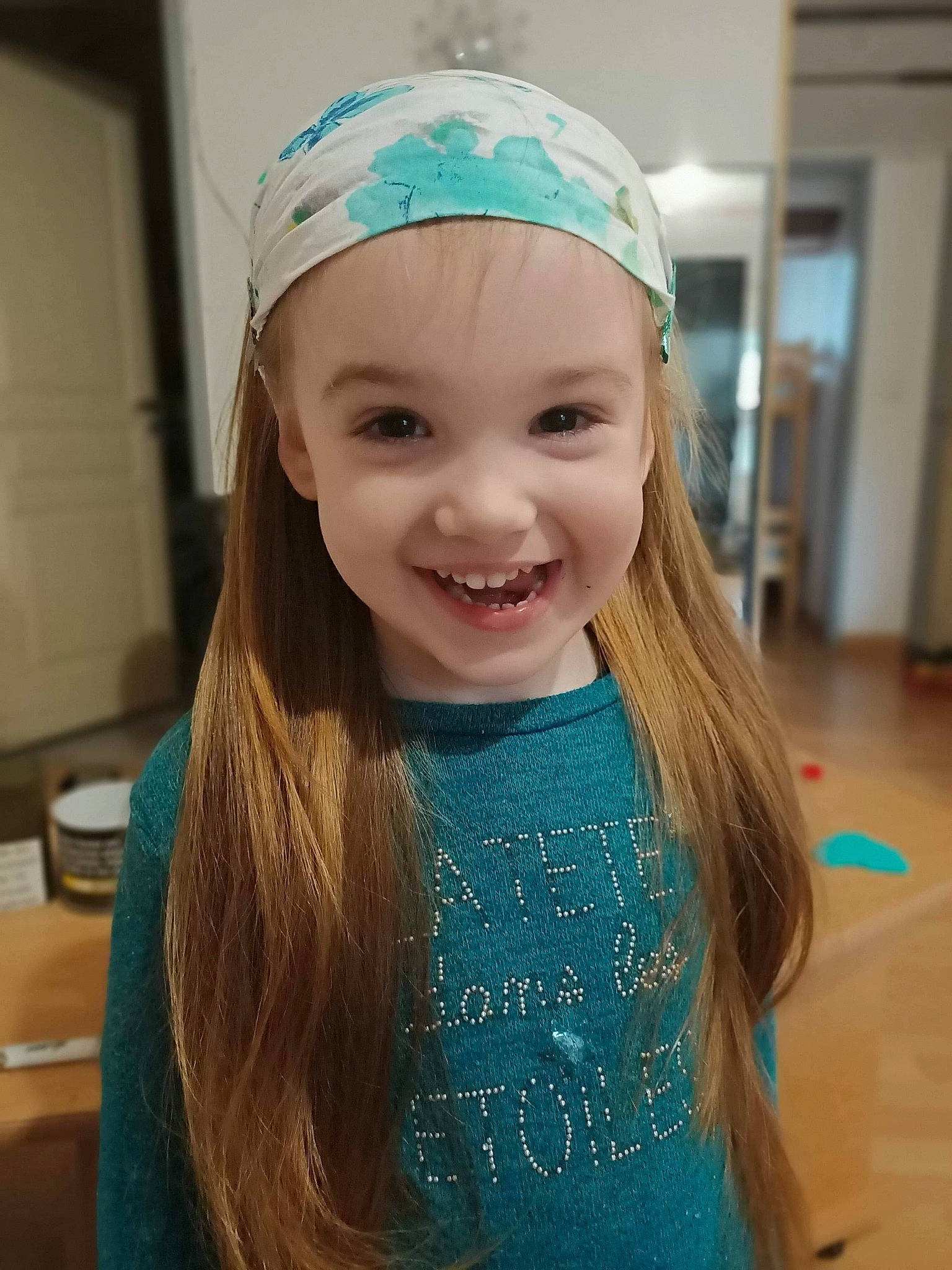 Tatiana a rejoint le concours — aidez-le/la à gagner de superbes lots ! aqua, child, clothing, eyebrow, face, fashion_accessory, forehead, hair, hair_accessory, hairstyle, head, headband, headgear, headpiece, headwear, joy, lip, long_hair, person, smile