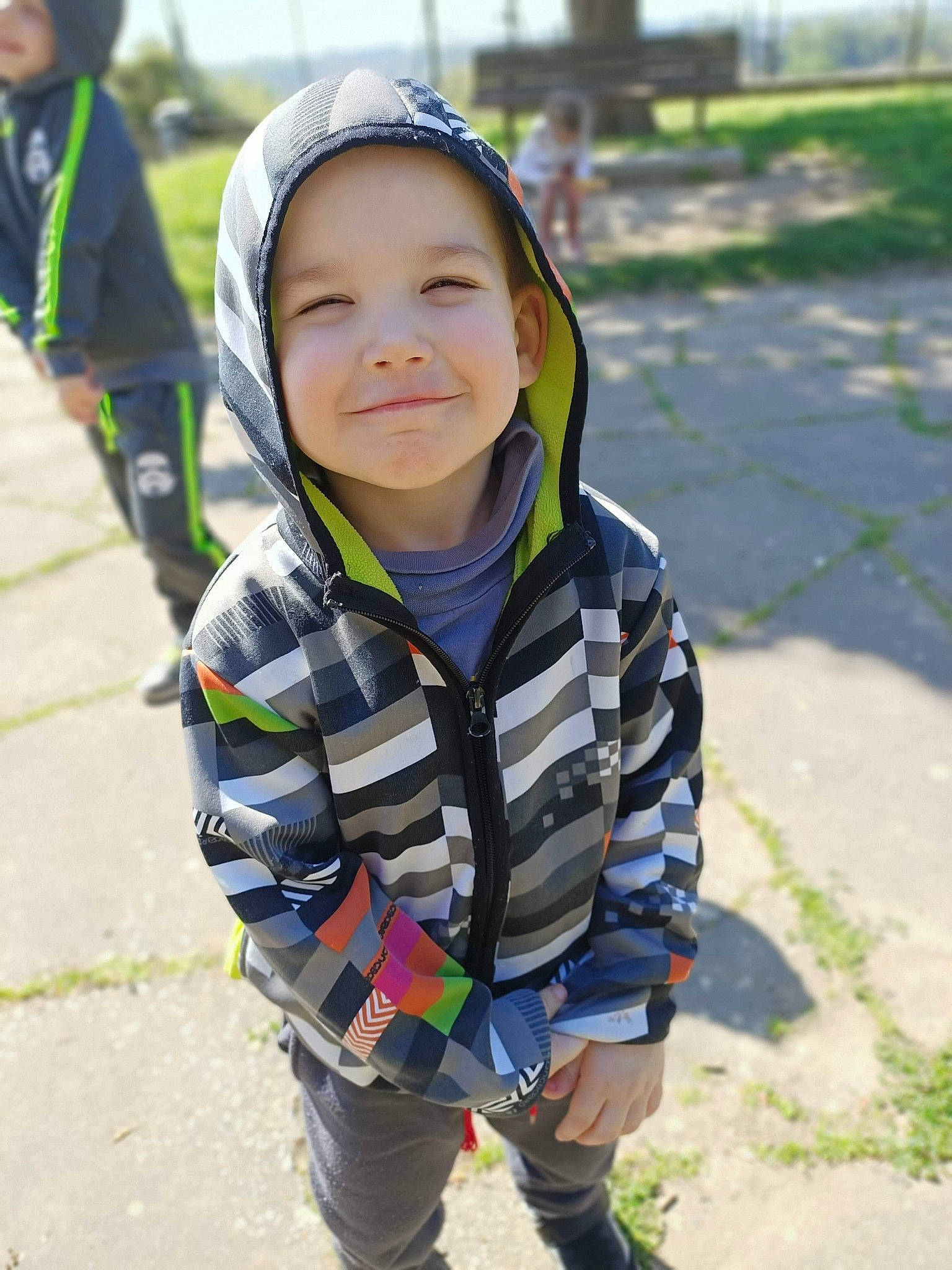 Ethan a rejoint le concours — aidez-le/la à gagner de superbes lots ! child, design, face, grass, jacket, jeans, joy, leisure, outerwear, people, person, plant, play, recreation, skin, smile, toddler, tourism, tree, vacation