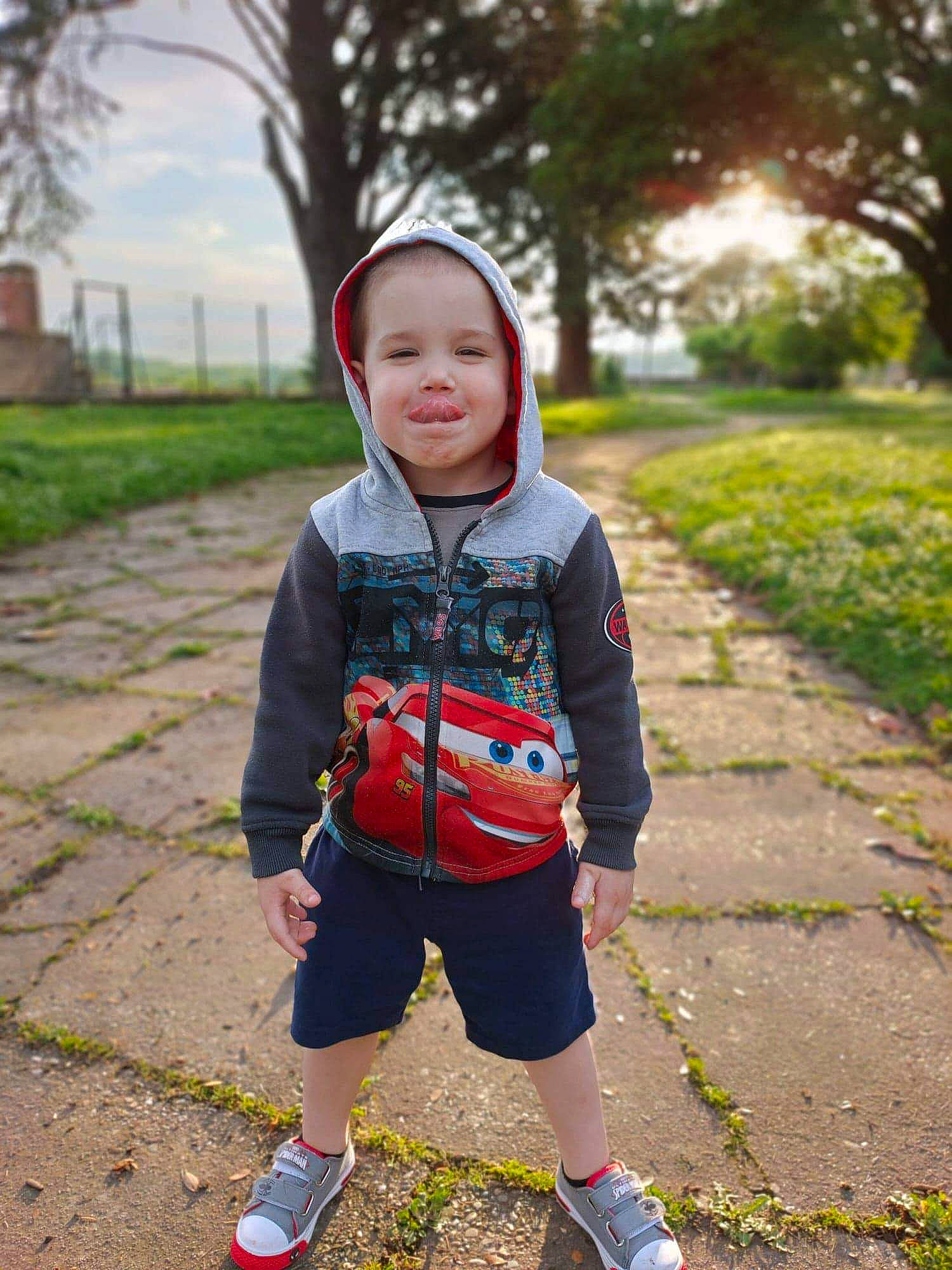Ethan a rejoint le concours — aidez-le/la à gagner de superbes lots ! autumn, child, grass, jacket, leaf, leisure, outerwear, people, person, personal_protective_equipment, photography, plant, recreation, red, smile, summer, toddler, tree, vacation, walking
