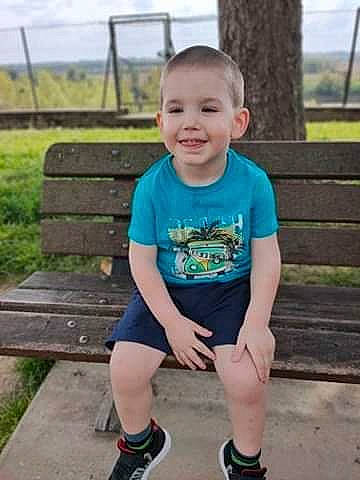 Ethan participe au concours pour gagner de l'argent avec cette photo : baby, blue, child, footwear, joy, knee, leg, person, plant, play, recreation, running, shoe, shorts, sleeve, smile, standing, t_shirt, toddler, turquoise