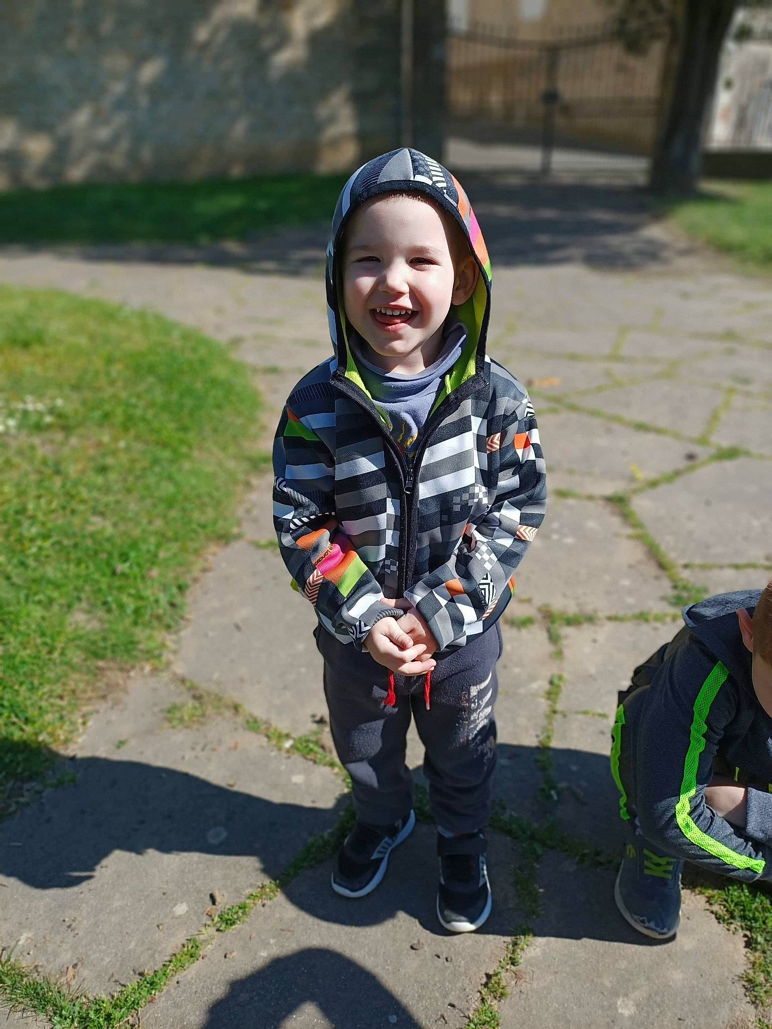 Ethan participe au concours pour gagner de l'argent avec cette photo : child, grass, headwear, joy, person, play