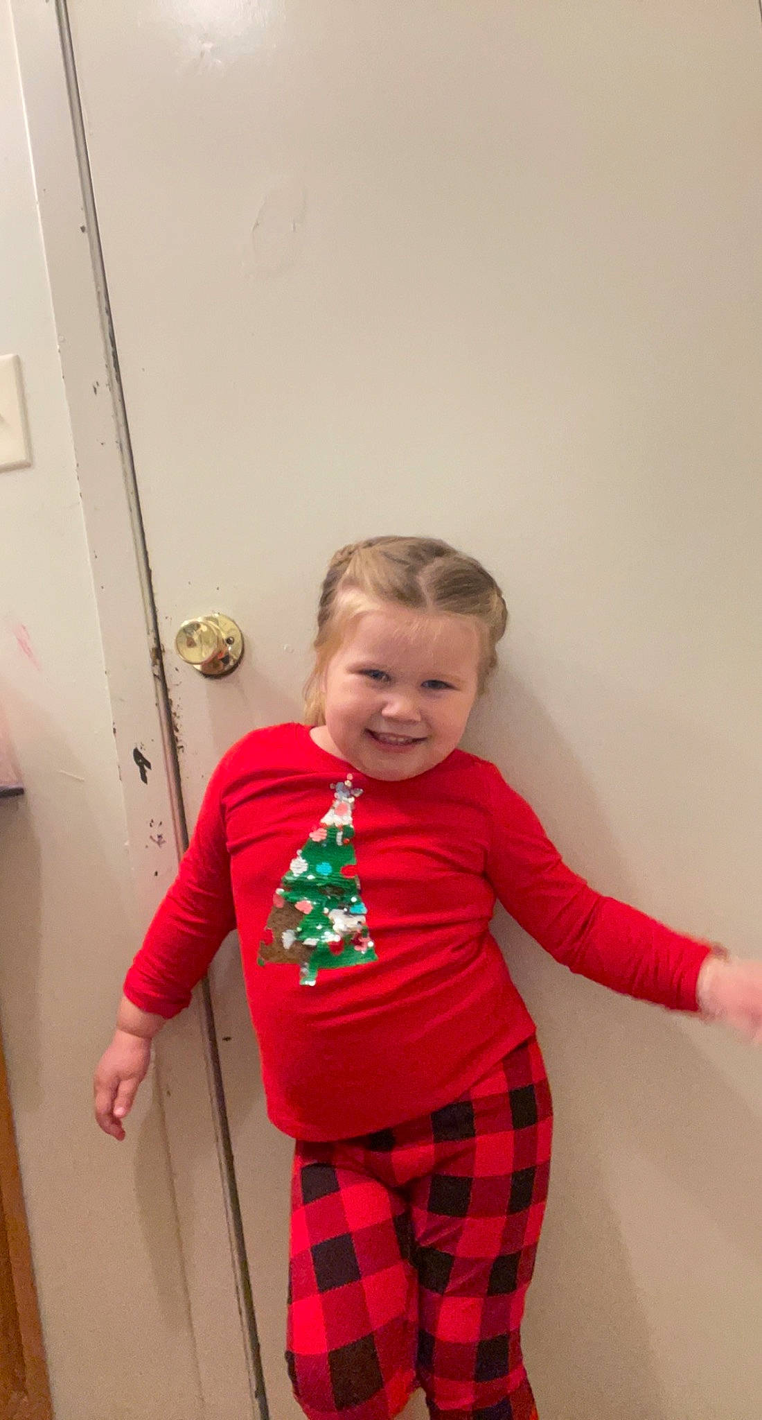 Malia is registered to the contest to win money with this photo: baby_toddler_clothing, carmine, child, collar, event, human_body, joint, joy, knee, pattern, person, plaid, red, shoulder, sleeve, smile, standing, t_shirt, tartan, toddler