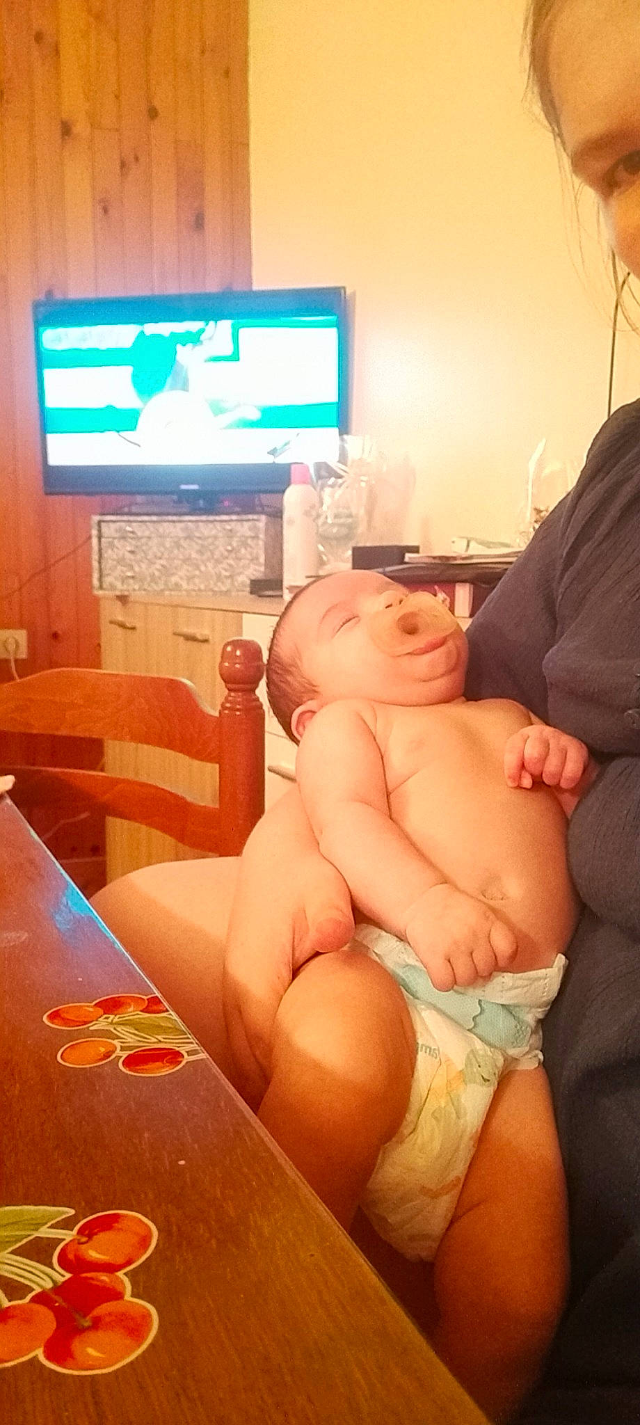 Manon a rejoint le concours — aidez-le/la à gagner de superbes lots ! abdomen, barechested, chest, comfort, finger, human_body, human_leg, knee, lingerie, mouth, muscle, navel, person, stomach, television, thigh, thumb, trunk, undergarment, underpants