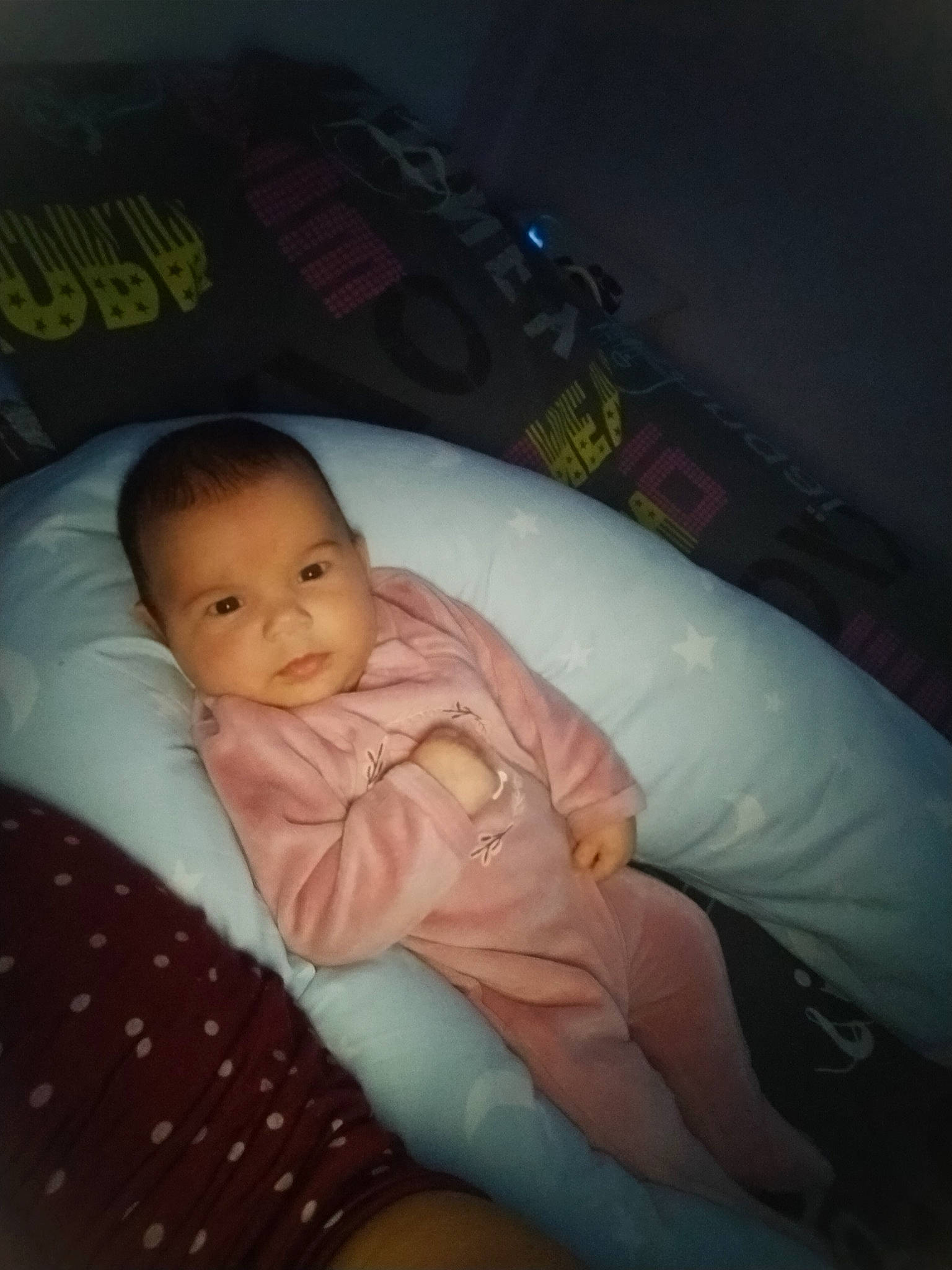 Manon participe au concours pour gagner de l'argent avec cette photo : baby, baby_products, baby_toddler_clothing, bedtime, cheek, child, comfort, elbow, fun, human_leg, lap, linens, mouth, nap, person, room, sitting, sleep, thigh, thumb