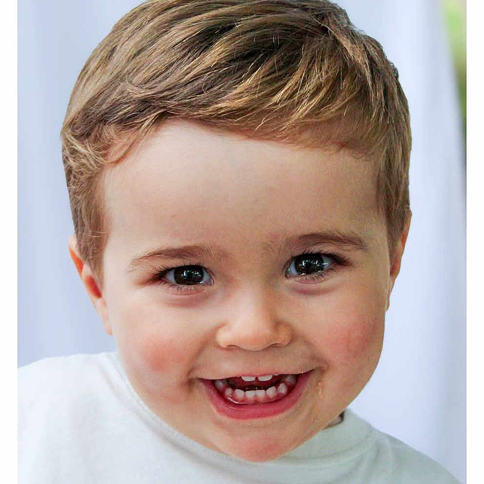 Lucas participe au concours pour gagner de l'argent avec cette photo : cheerful, child, closeup, clothing, cute, expression, eyes, face, hair, happy, head, indoors, person, portrait, skin, smiling, teeth, toddler, white_shirt, young