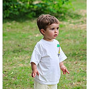 Lucas participe au concours pour gagner de l'argent avec cette photo : background_blur, boy, casual_clothing, child, curious, cute, daylight, expression, grass, greenery, nature, outdoor, person, portrait, shorts, standing, summer, toddler, white_tshirt, young