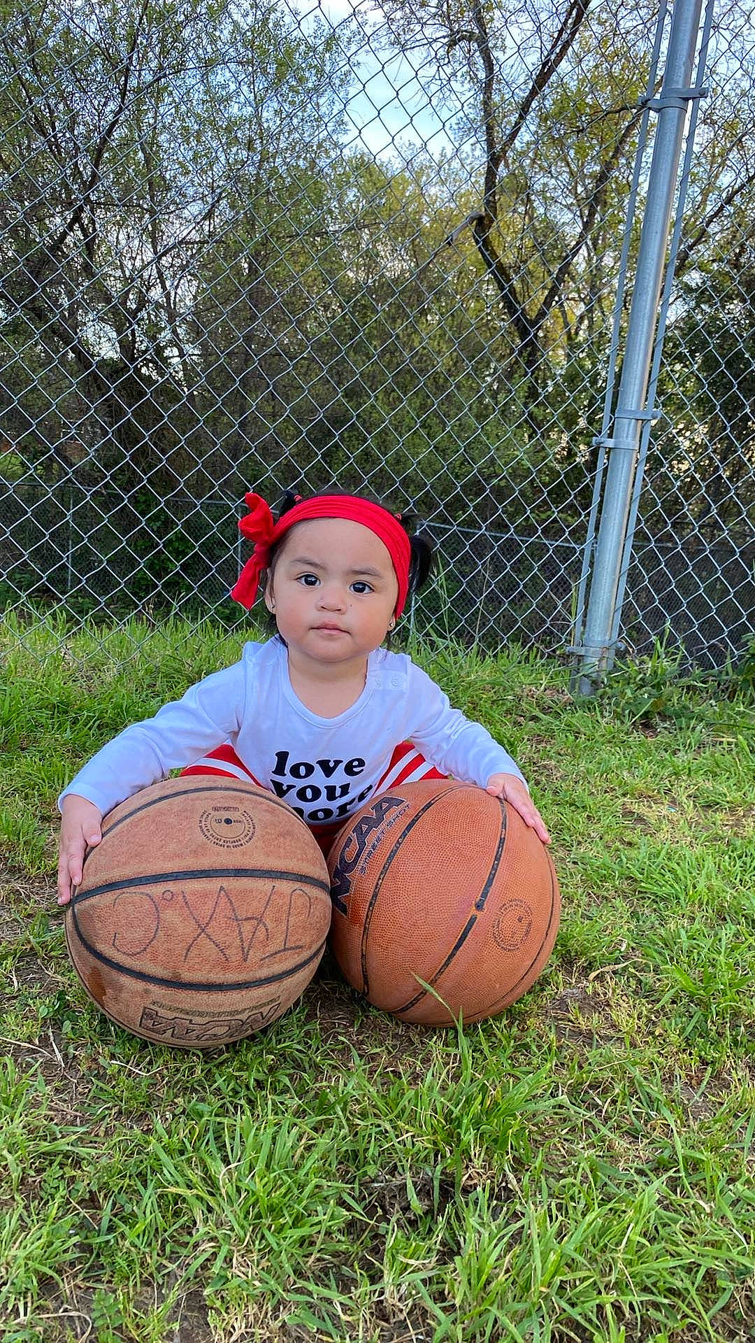 Xitlali is registered to the contest to win money with this photo: ball, ball_game, basketball, fence, grass, hat, headwear, helmet, human_body, mesh, person, plant, player, recreation, sky, sports, sports_equipment, sports_gear, sports_toy, team_sport