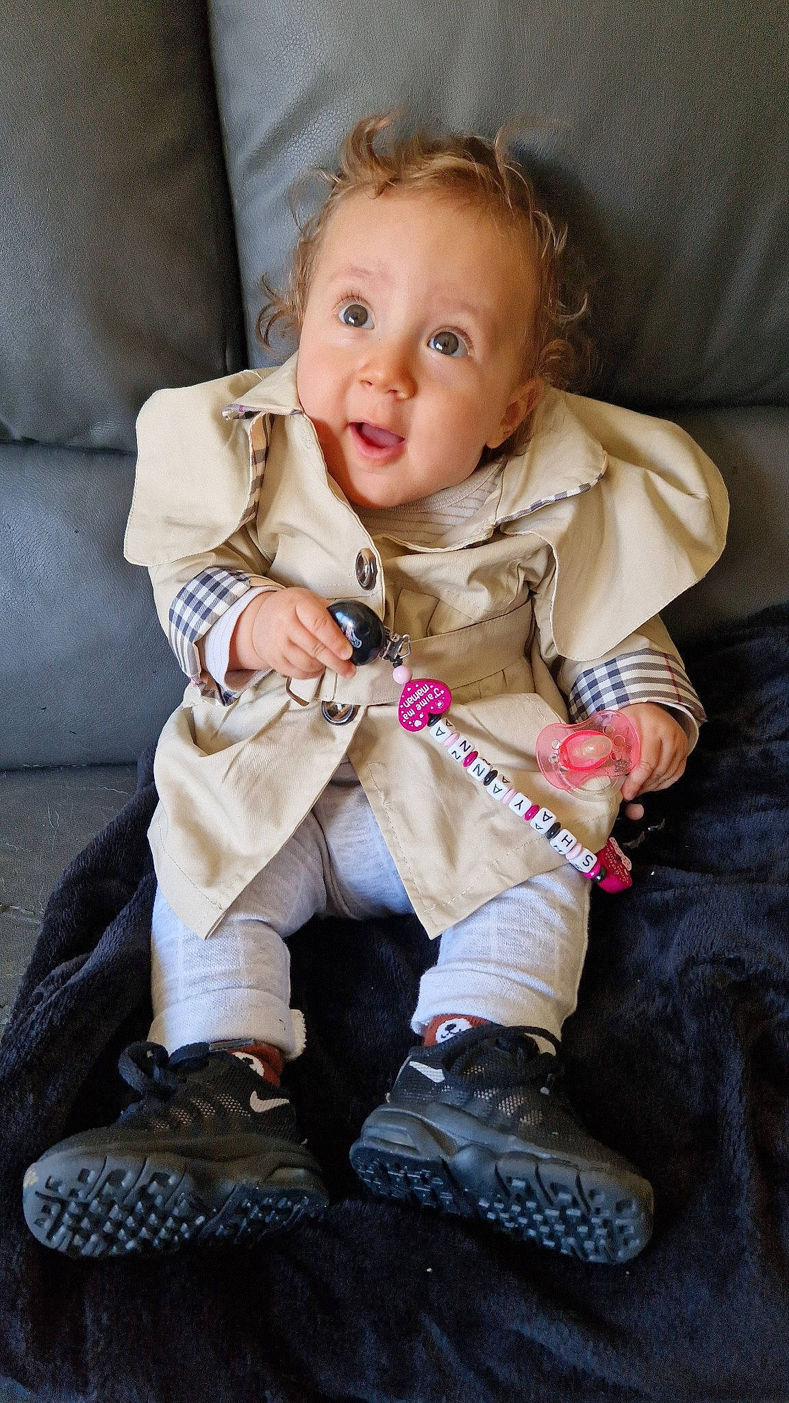 Shayanna participe au concours pour gagner de l'argent avec cette photo : baby, baby_toddler_clothing, blond, cheek, child, comfort, finger, flash_photography, flooring, happy, head, human_body, iris, person, skin, sleeve, smile, sneakers, surprise, textile