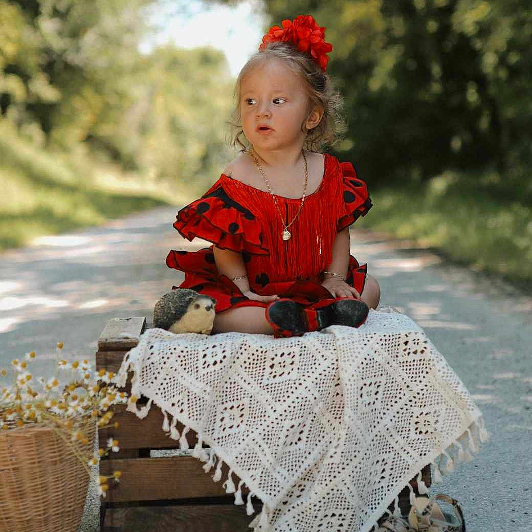 Shayanna participe au concours pour gagner de l'argent avec cette photo : child, clothing, dress, face, female, festival, footwear, fun, girl, hair, head, leisureactivities, person, photography, picnic, picnicbasket, portrait, sandal, sitting, sleeve