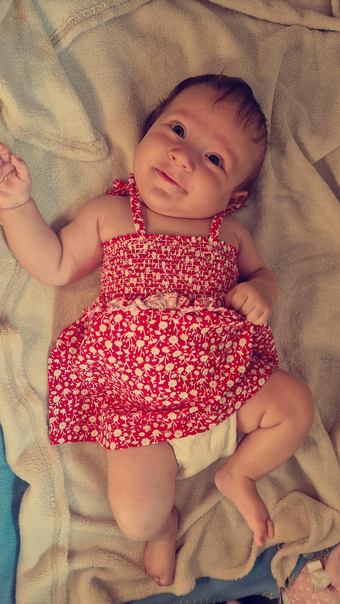 Shayanna a rejoint le concours — aidez-le/la à gagner de superbes lots ! baby_toddler_clothing, cheek, comfort, eye, finger, gesture, happy, head, human_body, iris, leg, lip, mouth, muscle, neck, organ, person, skin, sleeve, textile