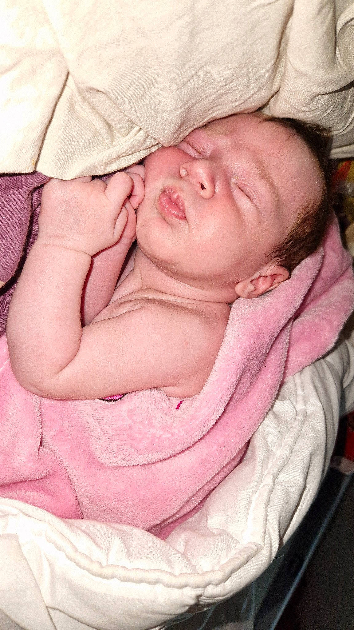 Shayanna a rejoint le concours — aidez-le/la à gagner de superbes lots ! baby, baby_products, baby_sleeping, baby_toddler_clothing, bedtime, cheek, child, chin, comfort, eyelash, finger, linens, magenta, nail, peach, person, pink, sitting, skin, thumb